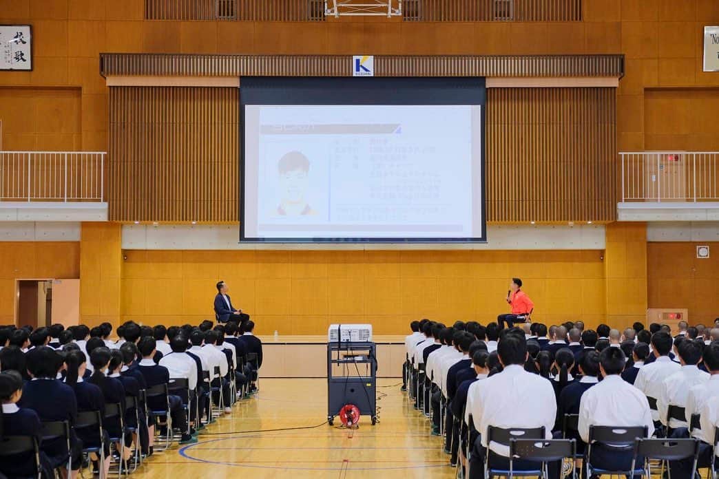 西村拳さんのインスタグラム写真 - (西村拳Instagram)「. 福井県の啓新高等学校で約250人の生徒の前で講演会をさせてもらいました。  『夢舞台への挑戦』 というテーマで夢に向け挑戦する過程や目標設定方法、その後の過ごし方などを講演しました。  一生懸命話を聞いてくれる姿勢も嬉しかったですし、質疑応答ではたくさんの質問がでて高校生の積極性、吸収力には改めて驚かされます。  講演にあたり、近畿大学空手部時代の先輩の髙橋先輩にもお手伝いいただき、昔話を交えつつ懐かしい気持ちになりながら話すことができ僕自身も楽しい時間を過ごすことができよかったです。  まだまだアウトプットする能力が足りないため伝わり辛かったかと思いますが、参加した高校生の成長のきっかけ少しでもになれば幸いです。  啓新高校の皆さんありがとうございました！  #福井 #啓新高校 #空手 #講演会 #セミナー #魅力ある人間になれるように #可能性への挑戦」10月16日 20時07分 - ken_nishimura1231