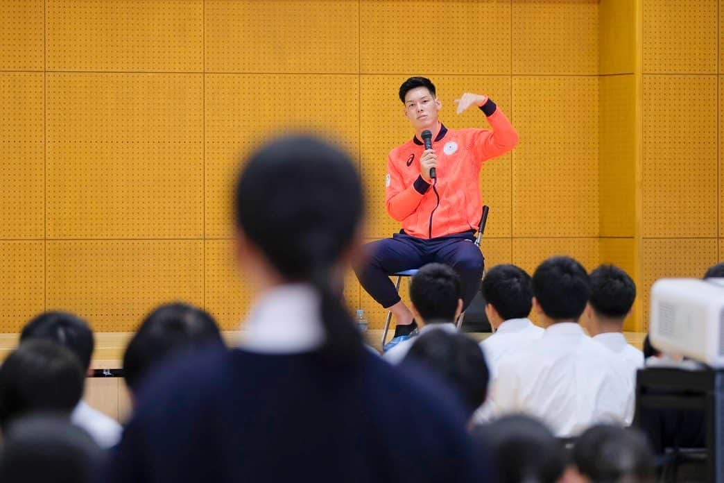 西村拳さんのインスタグラム写真 - (西村拳Instagram)「. 福井県の啓新高等学校で約250人の生徒の前で講演会をさせてもらいました。  『夢舞台への挑戦』 というテーマで夢に向け挑戦する過程や目標設定方法、その後の過ごし方などを講演しました。  一生懸命話を聞いてくれる姿勢も嬉しかったですし、質疑応答ではたくさんの質問がでて高校生の積極性、吸収力には改めて驚かされます。  講演にあたり、近畿大学空手部時代の先輩の髙橋先輩にもお手伝いいただき、昔話を交えつつ懐かしい気持ちになりながら話すことができ僕自身も楽しい時間を過ごすことができよかったです。  まだまだアウトプットする能力が足りないため伝わり辛かったかと思いますが、参加した高校生の成長のきっかけ少しでもになれば幸いです。  啓新高校の皆さんありがとうございました！  #福井 #啓新高校 #空手 #講演会 #セミナー #魅力ある人間になれるように #可能性への挑戦」10月16日 20時07分 - ken_nishimura1231