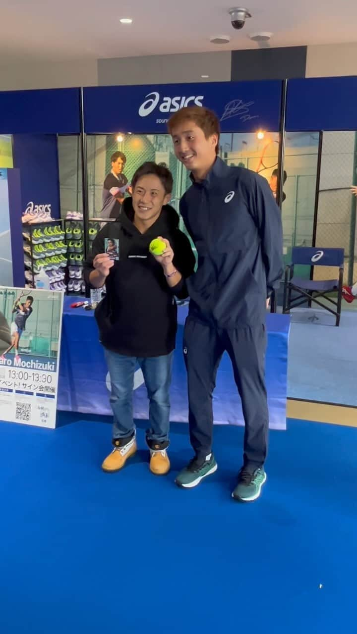 綿貫陽介のインスタグラム：「A few lucky tennis supporters got to meet Alex, Shintaro, and Yosuke in Tokyo over the weekend. Here is a throwback to our event 🎾💙   Wishing all the players the best of luck for the week ahead.  【ジャパンオープンテニス2023開幕】  会場の有明コロシアムのアシックスブースにて アレックス・デミノー選手（@alexdeminaur） 望月慎太郎選手（@shintaromochizukiofficial） 綿貫陽介選手（@tennisuke412） が出場記念イベントに登場！  ブース内ではサイン会などファンの方と交流。 本選での活躍も見逃せない。  #アレックスデミノー #望月慎太郎 #綿貫陽介 @kinoshitagroupjapanopen #kinoshitajotennis #木下JOテニス #ASICSTennis」