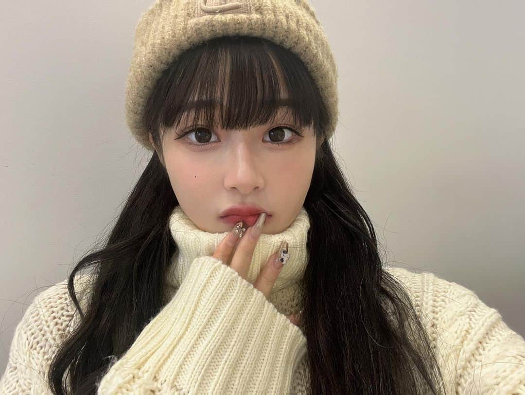 すずのインスタグラム：「🤍🤍  このニット可愛いでしょっ😇 お楽しみにっ」