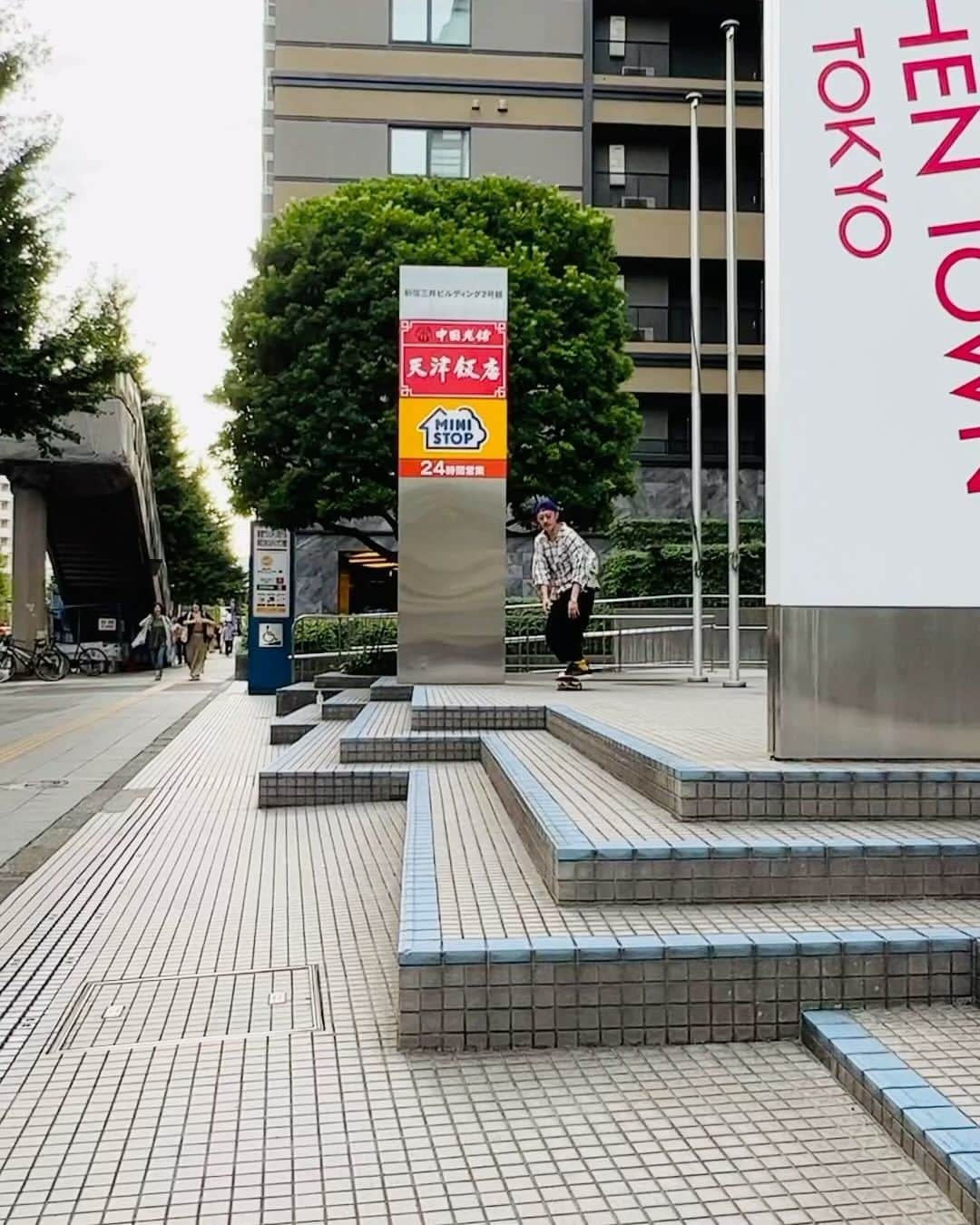 上野伸平のインスタグラム：「@converse_skateboarding シグネチャー第三弾のグラフィックはガキの頃からずっと一緒にやってる親友の濱ちゃん　@fooodeater いつもありがとう。 Video @tomoyuki_kujirai  ph @nobuo_iseki  Music @_yo.an_」