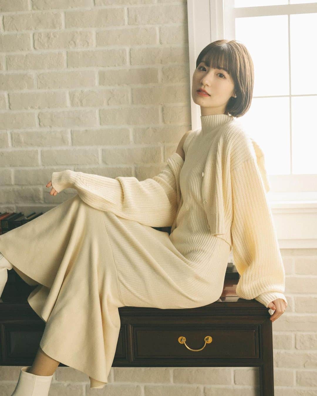 のインスタグラム：「@mielcrishunant ⛄️♡  hair&make @honoka__makeup   ヘアメイクもお洋服も可愛かったなぁ 💭🤍  昨日のも含めて どれが好きかなぁ？❄️  #MIELCRISHUNANT」