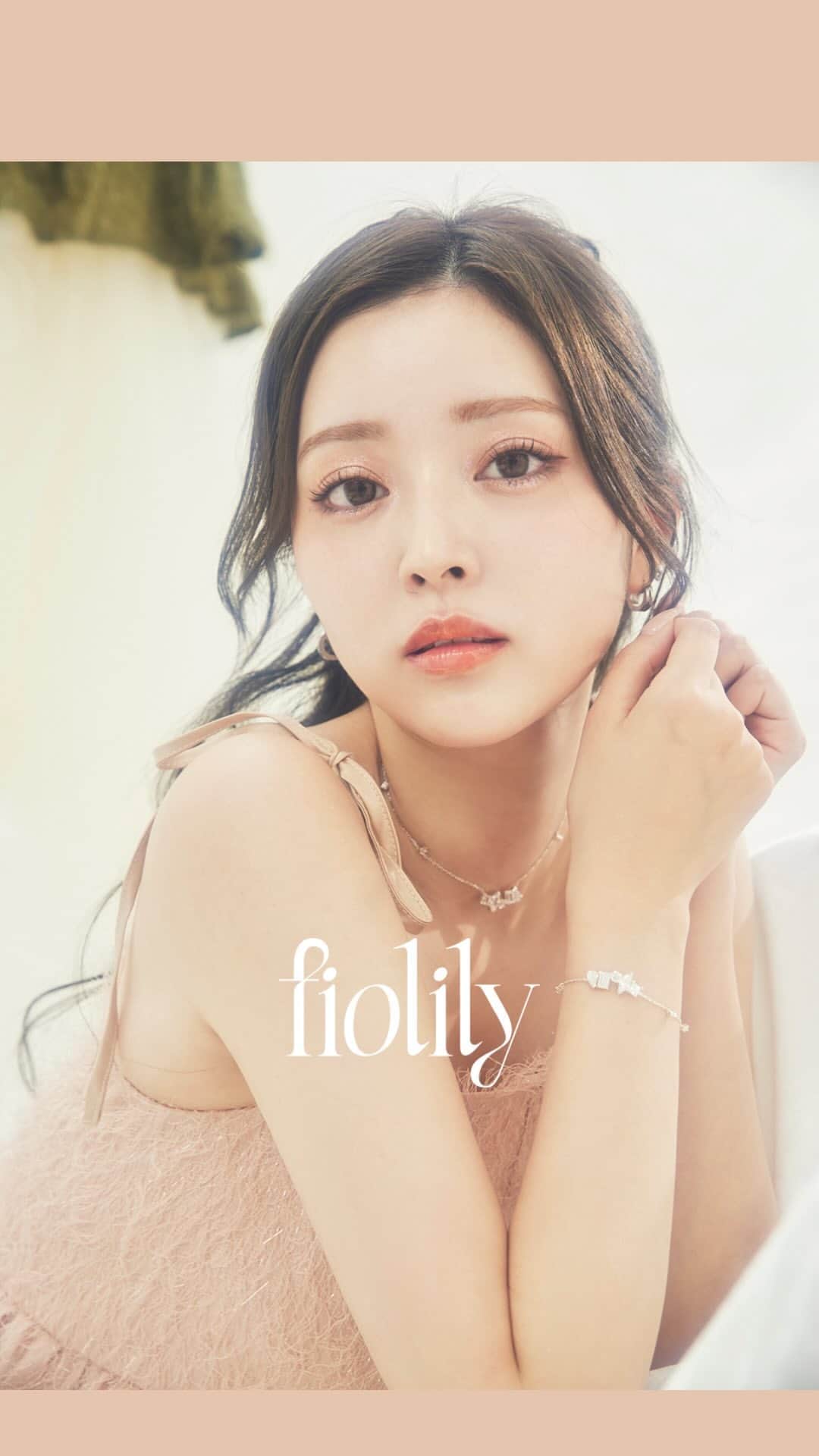山本月のインスタグラム：「. @fiolily_official から待望のジュエリー第二弾が 今日20時から発売されました✨  前回も大好評で即完だったけど、 今回も早速オーダーの勢いがすごいみたいで 本当にありがとうございます😭🤍  数量に限りがあるのでぜひ早めにチェックしてね💗  ポップアップの説明もインスタライブ内で してるからアーカイブ見てね🥰  ------------  【10月16日(月)20:00発売】  【SV925】Mix Bijou Necklace 【SV925】Mix Bijou Bracelet  大人気のfiolilyのジュエリーコレクションの新作が 10月16日(月)20:00より販売開始いたします💎  昨年大人気だったfiolilyのジュエリーコレクションが今年も新登場。 金属部分はすべてシルバー925を使用しており、女性らしい華奢なチェーンに仕上げました。 ラウンド型、四角型、しずく型など様々な形のビジューの輝きが、存在感のあるのデザインに。 両サイドに散りばめられたビジューは 小粒ながらも上品さをプラスしてくれます。 オケージョンシーンにも活躍する高級感のあるシルバージュエリーは、ひとつ持っておくと重宝するアイテムです。 チェーンは長さ調節可能。 オリジナルBOXでお届けいたします。」