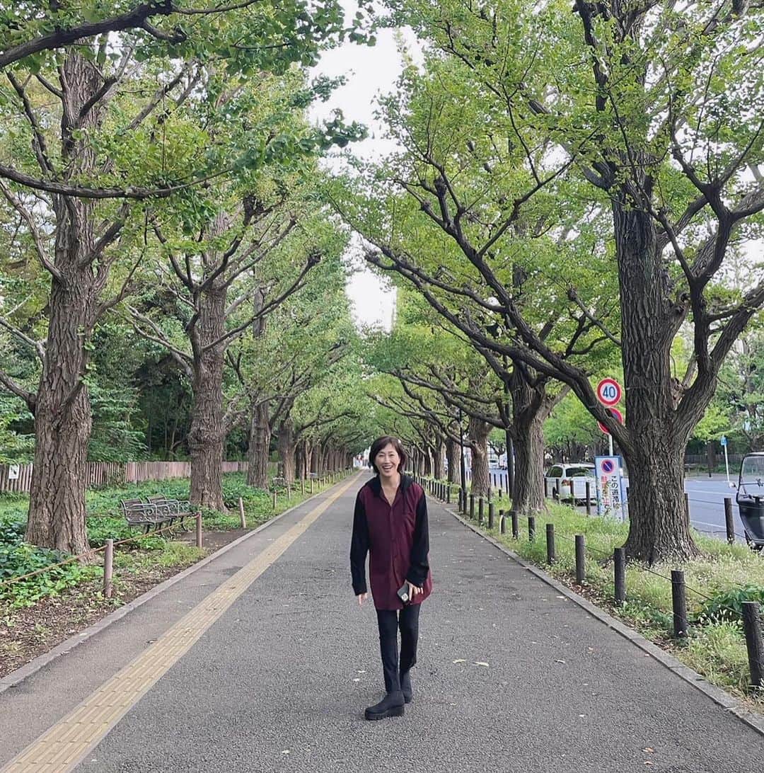 高島礼子のインスタグラム：「紅葉🍁 まだですよね 残念のポーズ🫤  #紅葉 #いちょう並木」