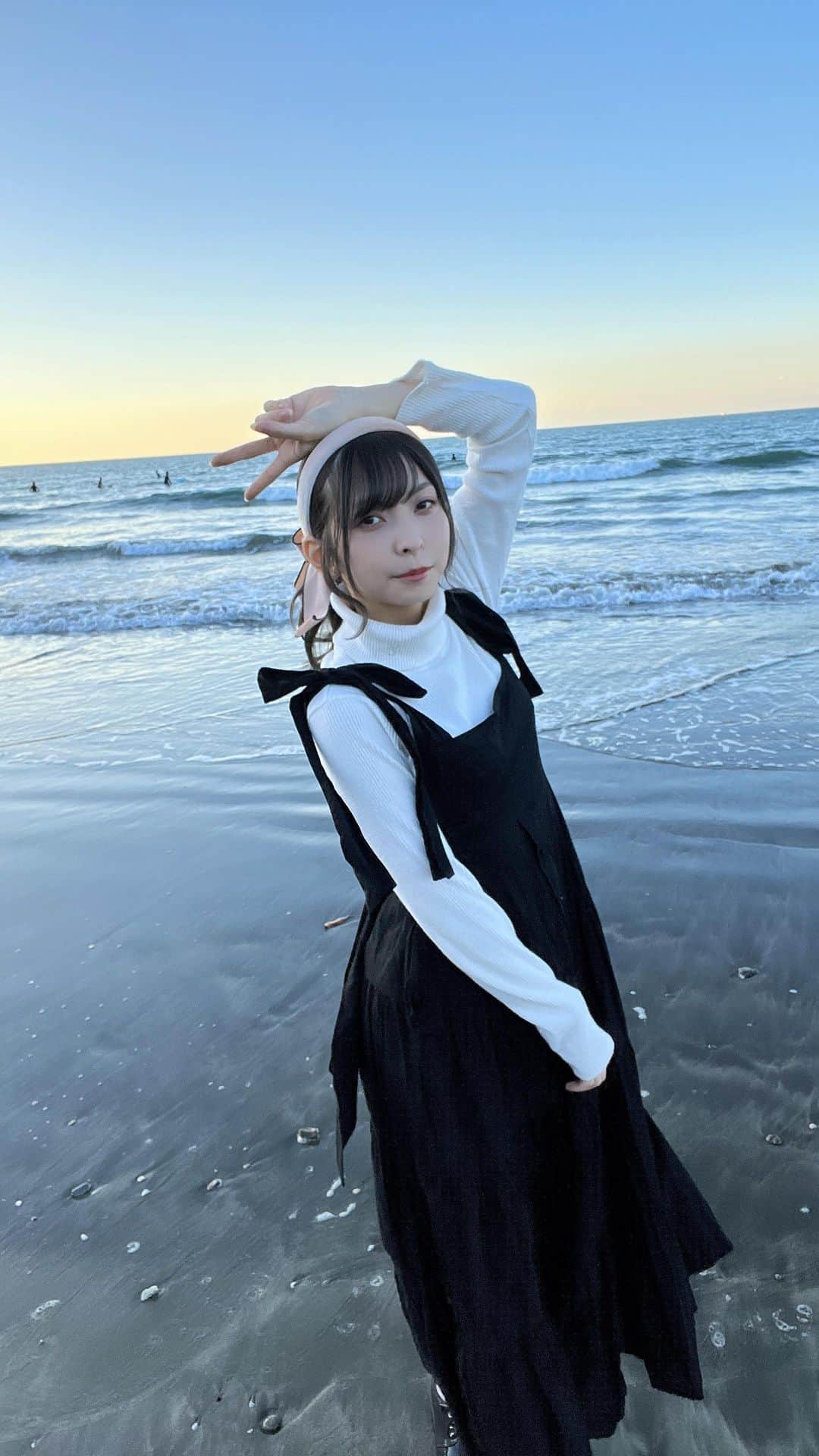 のインスタグラム：「いつでも海に行くとはしゃいじゃう🏝️」