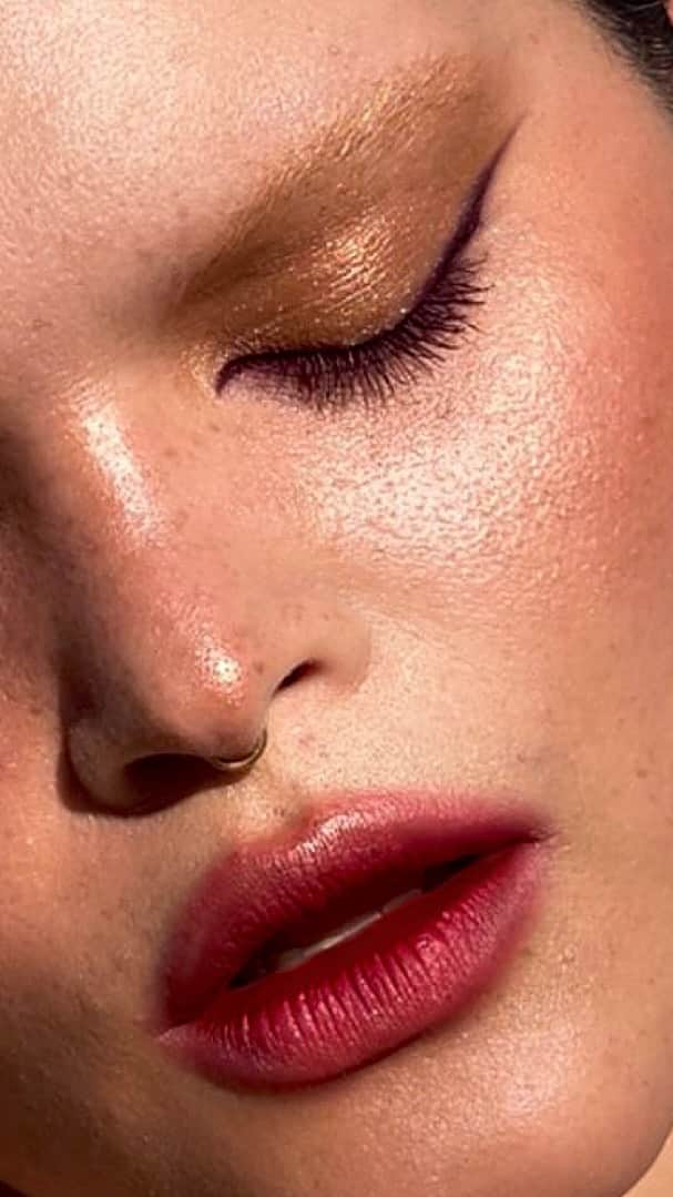 Carolina Gonzalezのインスタグラム：「D I A N A✨LIT-FROM-WITHIN✨ Vampy Holiday look inspired from the @armanibeauty NEW Luminous Silk Golden Glow Highlighter and it’s limited edition glitter packaging! It provides a silky-smooth golden glow highlight to the face and body with a second-skin seamless blend effect.  AVAILABLE @sephora stores & Sephora.com  Model @euphoricdiana  #MakeupbyMe @cgonzalezbeauty  #CGonzalezBeauty  #ArmaniBeauty  #LuminousSilk」