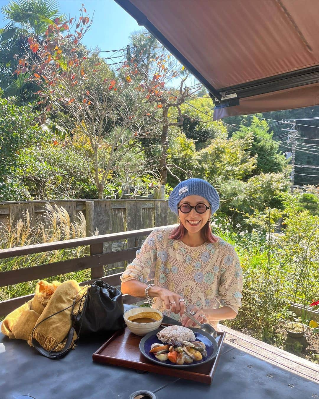 EMILY/BLUEのインスタグラム：「北鎌倉にて🌳🌳🌳  ほんっっと気持ちいい季節〜♡♡♡  #ランチ #古着 #古着コーデ #ファッション #海のある生活 #海のある暮らし #インテリア #男の子ママ #女の子ママ #海の見える家 #赤髪 #ミディアムヘア #ganni #前髪ぱっつん」