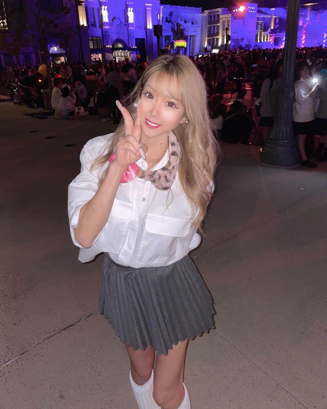 RIIAのインスタグラム：「Adoのパレード始まった瞬間人の集まり方エグかった🤣 やっぱり夜は盛り上がりますね😚💓 #ユニバダンス #ado#新幹線のなかで即興で覚えた🤣」