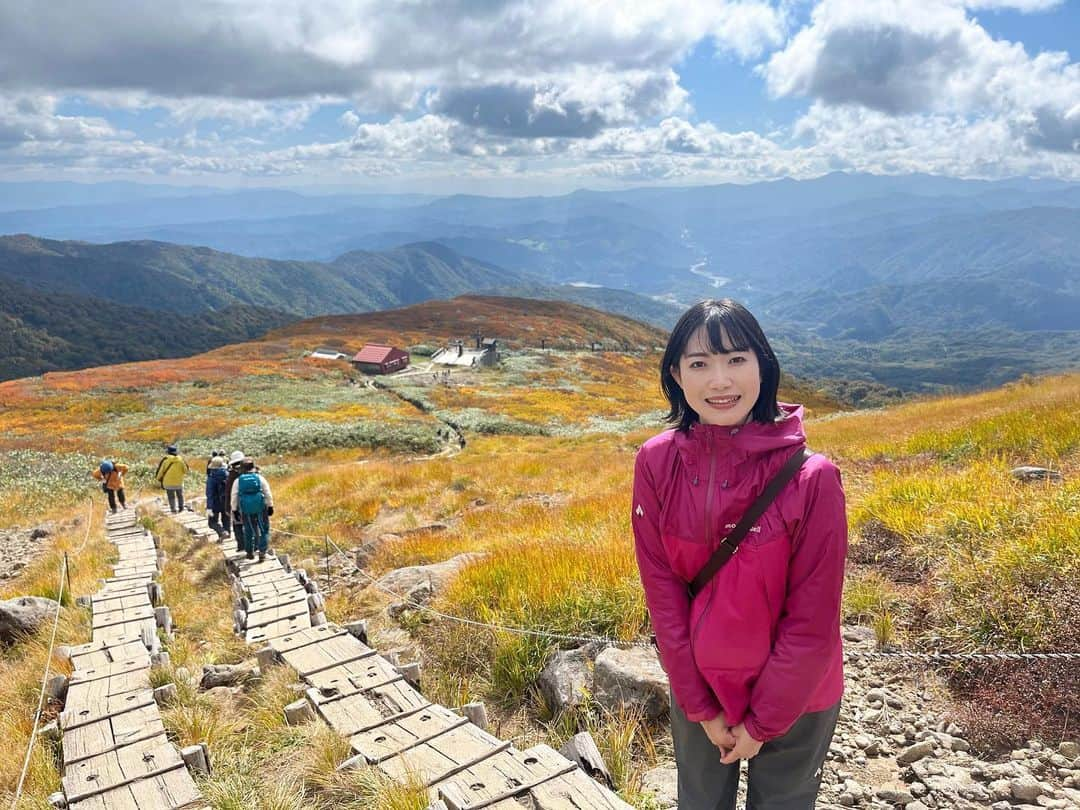 菅原智郁のインスタグラム：「紅葉の #月山 へ🍁  .  これは先週金曜日（3日前）のようす。 まさに見頃でとてもきれいでした！ 去年は9月末の染まり始めのときにいったので、盛りになるとこんなに凄いのか！と感動しました☺️  ただ、すでに #月山ペアリフト はきのうで運転を終了していますので、お気をつけください。  これからどんどん里に降りてくる紅葉が楽しみですね☺️✨️ . .  #山形 #月山 #姥ヶ岳 #紅葉 #🍁  #ニュース #ゴジダス #取材 #山形テレビ #アナウンサー #菅原智郁」