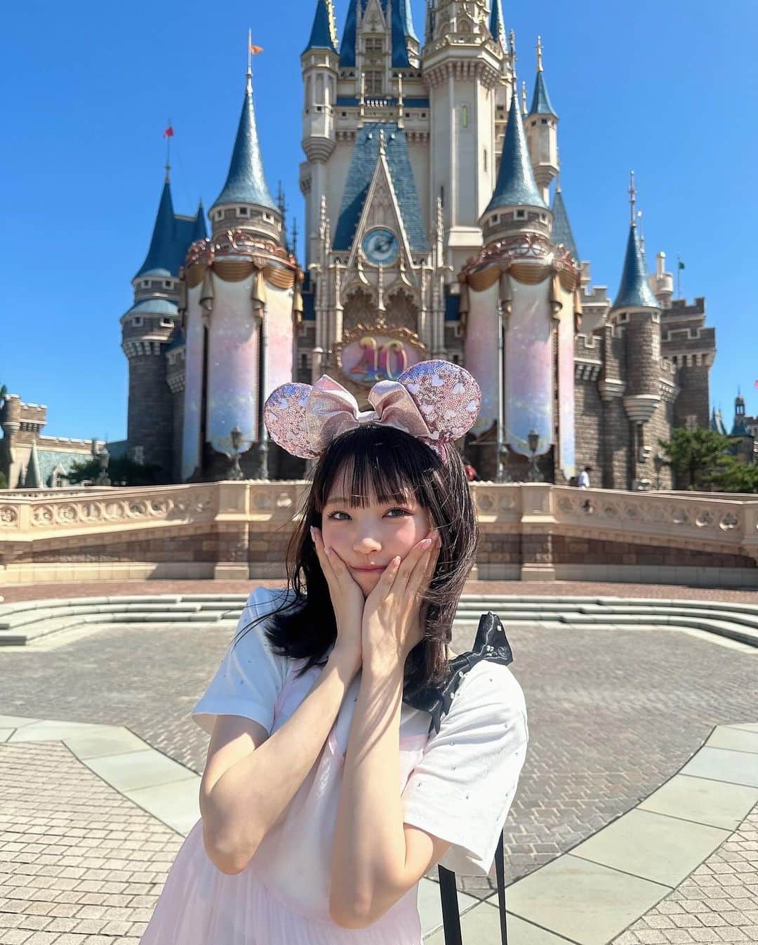 のインスタグラム：「しんしんとデートしたい？🎪🩰♡  ⠀ ⠀ #彼女の私服がかわいい #骨格ウェーブ #tdl #ディズニーランド #ディズニーコーデ #カチューシャ #disney #minniemouse #シンデレラ城 #🏰」