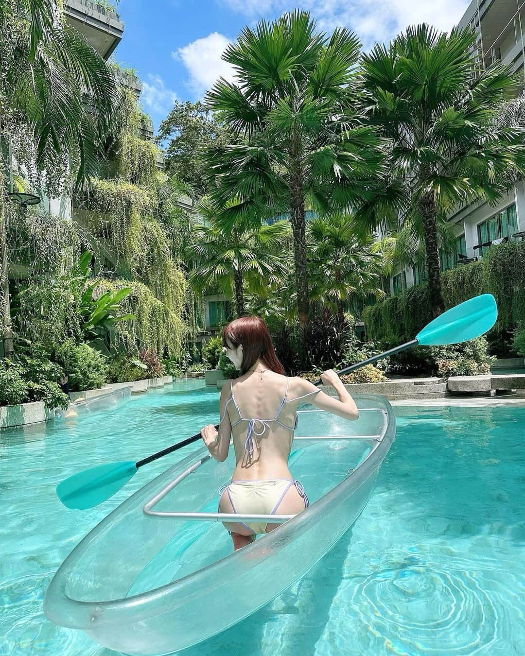 森田由乃のインスタグラム：「_ カヤック漕ぎネキ👲🏾🚣‍♂️🌴 . どうやら船漕ぎのセンスはないみたい👲🏾👲🏾 行きたい方向に進めず友達に手で進路変えてもろてた🫳🏻 . . 初めてリール投稿してみようと思ったんだけど 色味暗くなっちゃって難しくてやめた🥲泣 . . . . #panwaburibeachfrontresort #phuket#phukettrip#kayaking#kayak #プーケット#プーケット旅行#プーケット女子旅  #カヤック#ホテルプール#プールサイド#プール #ビキニ#ビキニ女子#水着女子#水着コーデ#筋トレ女子  #eimyistoire#bikinigirl#girlsswimwear#pool #ホカンス#ホテルステイ#japanesegirl#hotelpool」