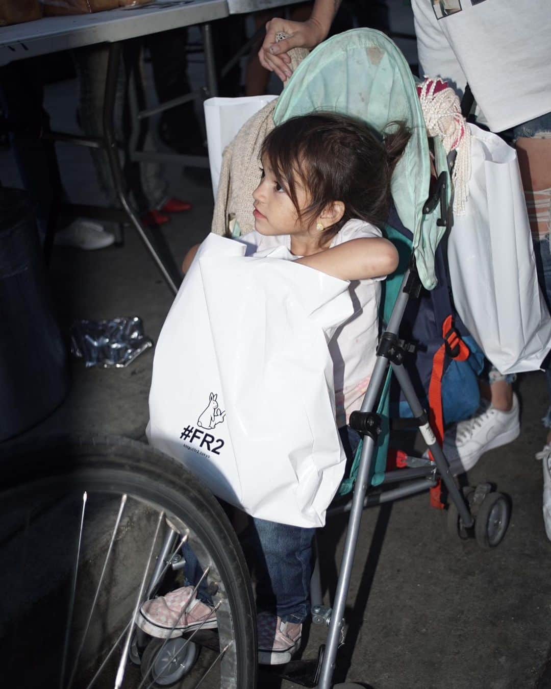 のインスタグラム：「#FR2 donated to @feedthestreets_la, a community-based mutual aid organization donated food, hygiene products, clothing, and educational items for hand to hand distribution.   We will continue and be part of this initiative regularly.  Photo by @hyakubo100  食品、衛生用品、衣類、教育用品などの寄付を集め、手渡しで配布する地域密着型の互助組織@feedthestreets_laに #FR2 が参加させて頂きました。 #FR2 は今後も定期的にこの活動を続けていきます。  #FR2#fxxkingrabbits#頭狂色情兎#feedthestreets」