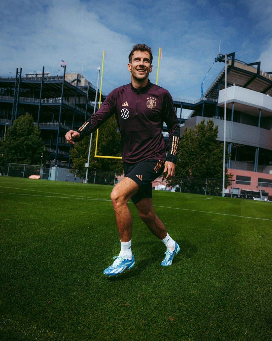 レオン・ゴレツカのインスタグラム：「Starting into the week with a smile @adidasfootball 😊⚽️」