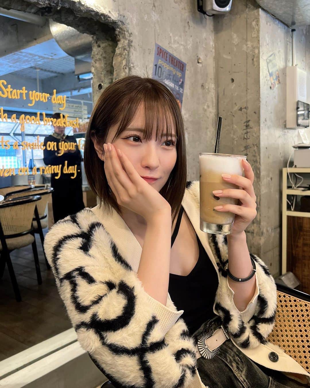 小嶋花梨のインスタグラム：「ふら〜っと入ったカフェがとっても素敵でした☕🍁 ⁡ ⁡ ⁡ #ADAMETROPE #アダムエロペ  #カーディガン #ニットカーディガン #WWG」