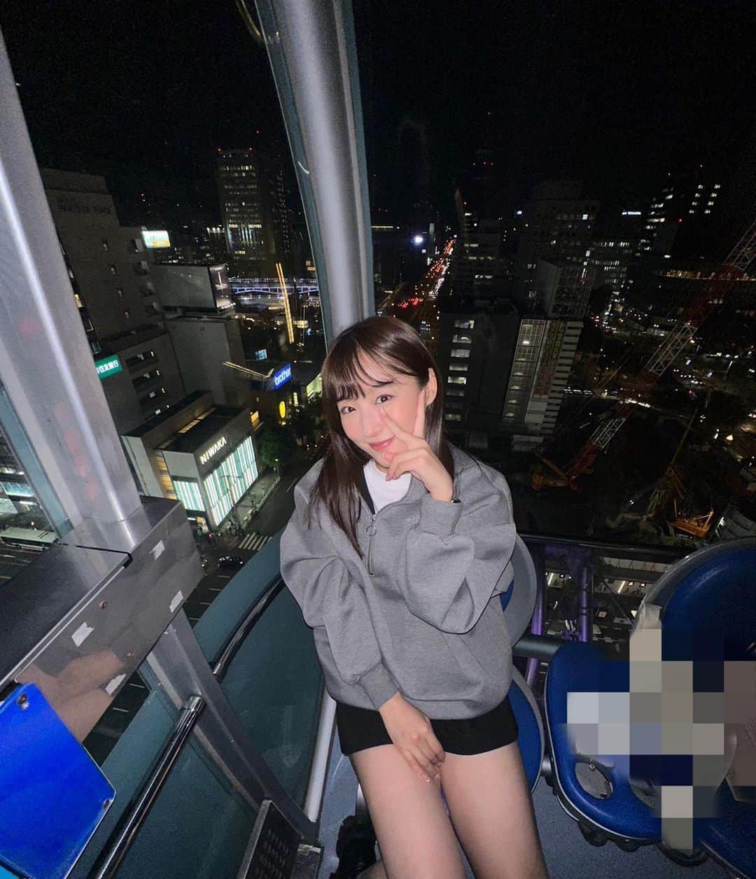 鎌田菜月のインスタグラム：「🧁🐣🎡  15周年のお祝いで私たちがラッピングされている観覧車 今年はお友達と乗ってきました✌️  観覧車でプレゼント交換もした笑 夏生まれのはずがいつの間にか秋になってました🫢  #ske48は15周年 #観覧車 #nagoya」