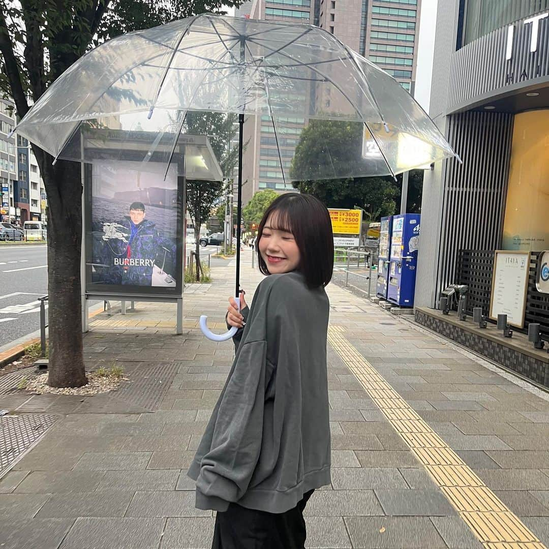 鈴木彩夏のインスタグラム：「🖤☔️  , , , #fyp #fypシ #ボブ」