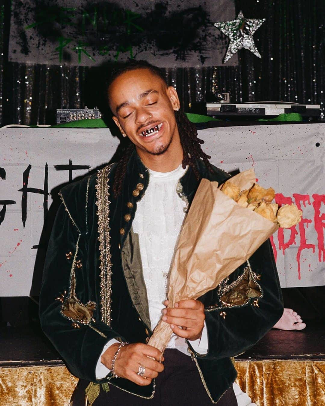 Kerrang!のインスタグラム：「Fresh from his appearance at last month’s @hoodstockldn along with the likes of Deijuvhs and Chubby And The Gang, FelixThe1st has unveiled a new single and spooky video, friday 13th – watch it now 🔗   📸: @delizah_kinggg」
