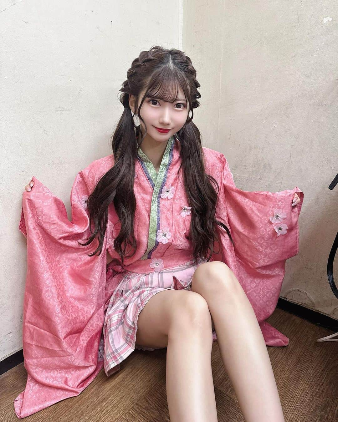 山広美保子さんのインスタグラム写真 - (山広美保子Instagram)「この衣装好きー？🌸 . . . . .  #着物 #着物コーディネート #着物ヘア #衣装 #美脚  #タイトスカート #ワンピース #フェミニン　#私服 #全身コーデ #アイドル #idola #lucu #cantik #ไอดอล  #follow #フォロワー募集中 #いいね返し #乃木坂46 #乃木坂46 #大人 #大人女子 #大人女子コーデ #美脚 #撮影  #巻き髪 #ロングヘア #ヘアアレンジ #ツインテール #ツインテールアレンジ #編み込み」10月16日 20時36分 - yamahiromihoko