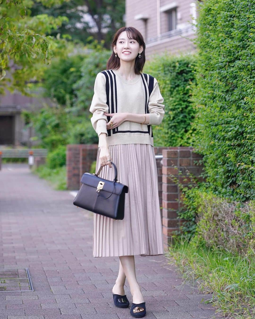 高橋晴香さんのインスタグラム写真 - (高橋晴香Instagram)「#coordinate ⁡ ⁡ そろそろニットワンピが活躍の時期🧶 ⁡ ⁡ ぱっと着るだけで決まる、ドッキングワンピース👗 ⁡  @belluna_fashion_official で購入したんだけど、縦ラインを強調する幾何柄ジャカードと、プリーツ使いですらっと見える✨ ⁡ ⁡ ノンストレスな着心地で、上品レディなスタイリングに👩🫶 ⁡ ⁡ シンプルだけどデザイン性あって、ワントーンコーデが1枚で完成しちゃう優秀ワンピ💗 ⁡ ⁡ Bellunaのアイテムが10%OFFになるクーポンコード発行して頂いたので、よければ使ってね💁‍♀️ ⁡ →IB020 ⁡ ⁡ クーポン使用期限：11/30(木) ⁡ ⁡ #pr #ベルーナ #belluna #ベルーナコーデ #高見えコーデ」10月16日 20時28分 - haruka_takahashi0127