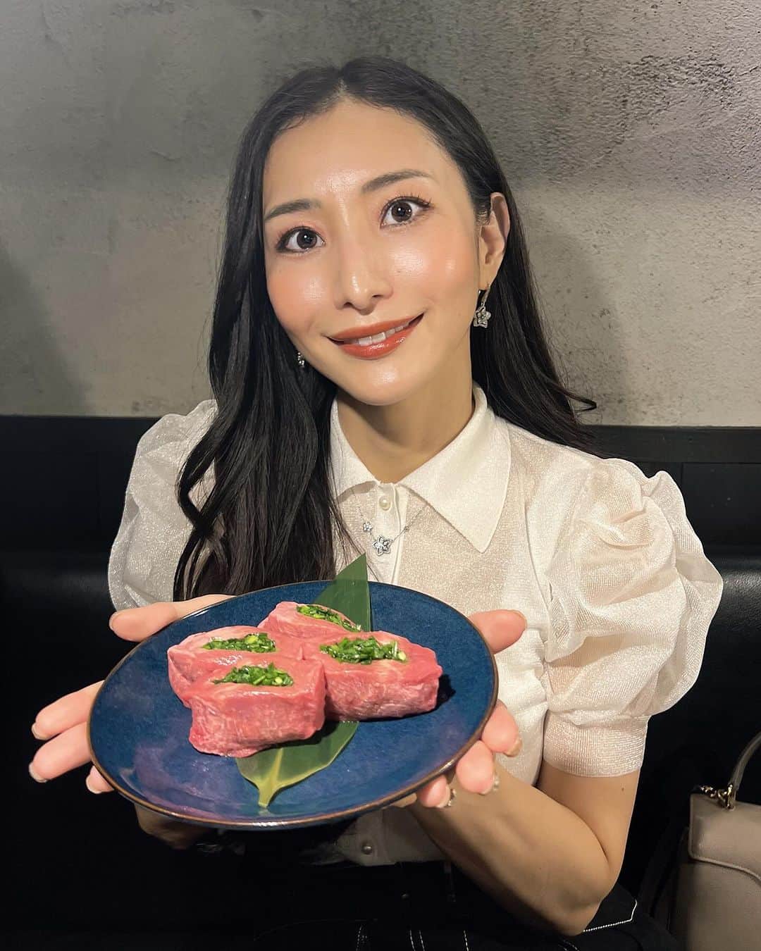 青山千夏のインスタグラム：「おにくー！ インスタで見て気になってたところ🥩 この時はそうでもないけど最近肌荒れやばいな〜😔 乾燥かな〜  #29テラス」