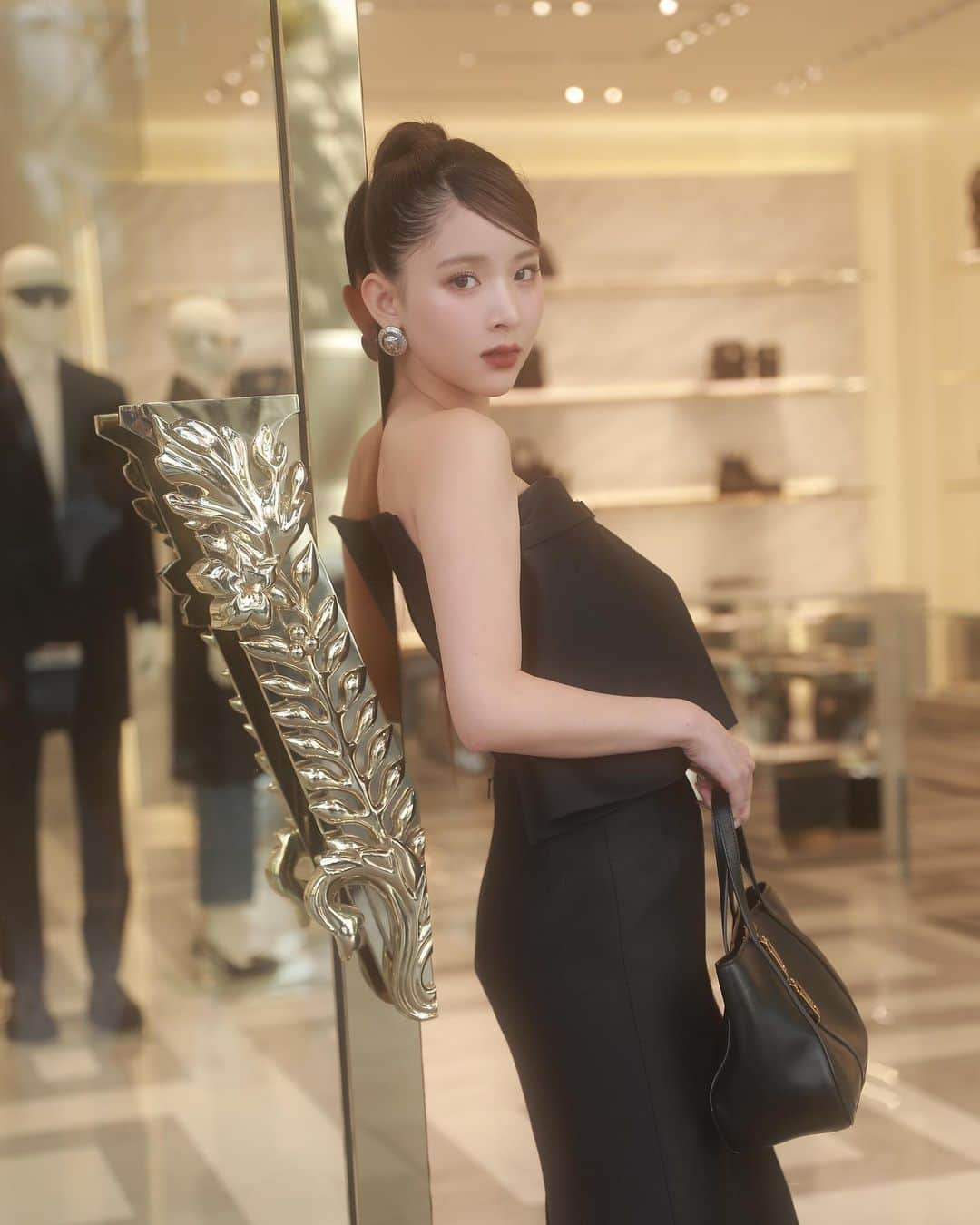 ミチのインスタグラム：「VERSACE ICONs EVENT &1st Anniversary of GINZA FLAGSHIP🏛️ メゾンを代表するグレカ模様を配した「グレカ ゴッデス」トートバッグが可愛いかったです、カジュアルにもフォーマルにも✨ このコレクションはなんと言ってもボディラインに美しく沿うように緻密に計算されたパターンやカッティングが美しいです🏛️身につけることでより魅力が出る素晴らしいコレクション✨  @VERSACE #VersaceGrecaGoddess #PR」