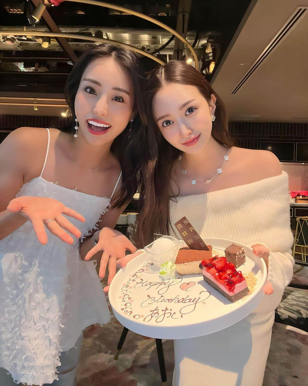 小川真葵のインスタグラム：「まなさんがお祝いしてくれたの🫶 プレゼントも誕生日プレートも嬉しい〜🥲💕 ご馳走様でした♡  #誕生日会 #ヨガインストラクター #centrem」