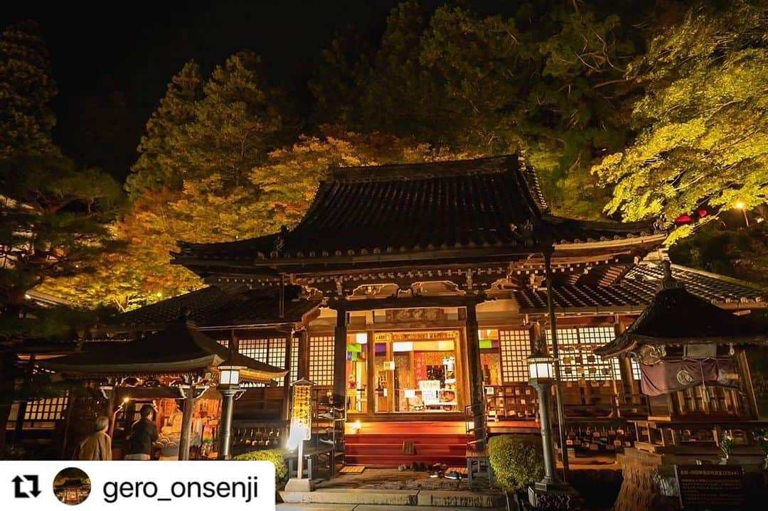 Gero City【下呂市公式アカウント】のインスタグラム：「#Repost @gero_onsenji with @use.repost ・・・ 【温泉寺ライトアップ🍁ご案内】  朝晩の冷え込みも始まり、温泉寺の木々も少しづつ色づき始めてきました。 皆さまのご支援もあり、今年も温泉寺のライトアップをさせていただくことが決まりました。 この機会に温泉寺へご参拝いただけると嬉しいです。  🍁🍁🍁  🗓️:2023年11月10日（金）〜19日（日） ⏰:日の出〜21時 　　ライトアップ:17時頃〜 昼と夜　両方お楽しみください 📍温泉寺および周辺 拝観料:無料　※お賽銭自由 🅿️:場内に無料専用駐車場有  ※期間中、昼夜とも書院庭園特別拝観。 本堂より入場ください。  ⭐️期間中の特別イベント⭐️  ▽詩人書家　小林勇輝 展 🗓️: 11月10日(金)〜19日(日)  ⏰:10時〜21時 📍:温泉寺 医王閣 テーマ:言葉の結晶展 建物全体の空間をフルに使った迫力満点の個展です！  ▽津軽三味線公演 🗓️:11月11日（土） ⏰: 第1部　19時30分〜20時 第2部　20時30分〜21時 📍:温泉寺 書院 坪内流 下呂喜智琅栄会の皆さまが津軽三味線を演奏します！  ▽講座〜認知症を正しく理解しよう 🗓️:11月12日（日） ⏰:19時〜20時45分 📍:温泉寺 書院 認知症について学ぶ講座です！ 途中、紅茶を嗜む"秋色ティータイム"を設けます 参加方法:お電話、メールにて事前申込要 先着50名　参加費無料 ※下呂市包括支援センター後援  ▽大正琴×ギターの特別公演 🗓️:11月19日（日） ⏰:20時〜 📍:温泉寺 書院 大正琴を演奏するグループ "しゃらら"の皆さまが演奏します！  ※その他、追加情報は温泉寺Instagramでご案内します。 ※上記は予定のため変更の可能性がございます。  ・ #温泉寺 #下呂 #下呂温泉 #下呂温泉寺 #紅葉 #ライトアップ #gerostagram  #下呂市」