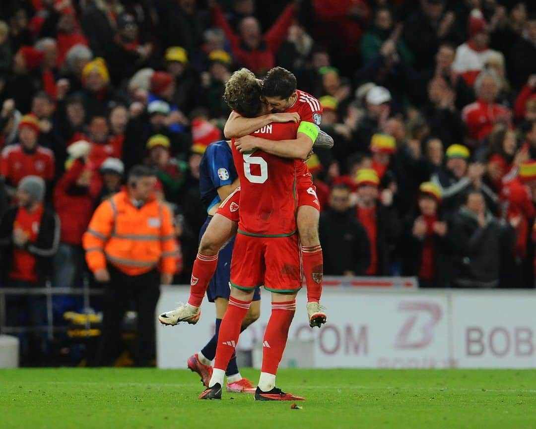 ベン・デイヴィスさんのインスタグラム写真 - (ベン・デイヴィスInstagram)「Another special night in Cardiff! Huge team performance 🏴󠁧󠁢󠁷󠁬󠁳󠁿」10月16日 20時30分 - bendavies33