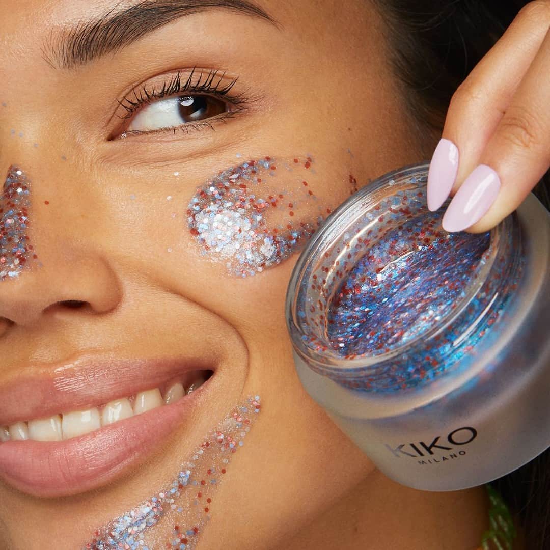 KIKO MILANOのインスタグラム：「Add some sparkle to your #skincareroutine with our #KIKOCrazy90s Make Me Glitter Face Mask! 💘 Its enriching blend of allantoin and pentanol will give your complexion an extra boost, leaving you with a radiant and refreshed glow ✨ ⁣ ⁣ Make Me Glitter Face Mask - Roller Serum Lip Balm - Comb & Define Eyebrow Mascara 04 - 36h Lasting Volume & Length Effect Mascara - Smart Nail Lacquer 75⁣」