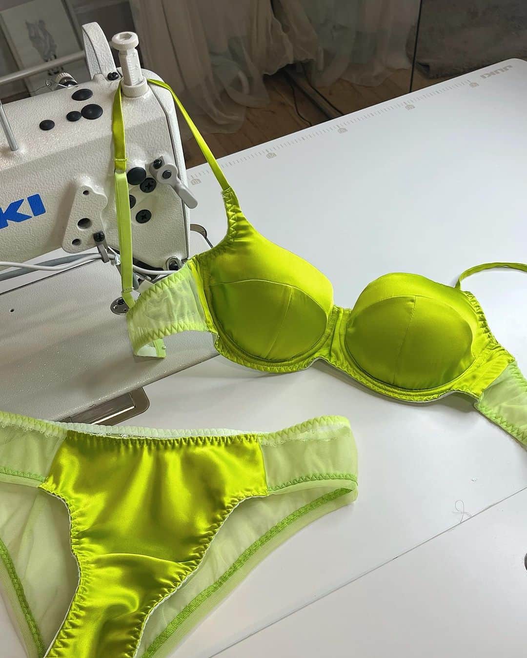 Chiyono Anneのインスタグラム：「Brighten up your lingerie drawer with our juicy Lime silk 💚 冬に向けてビタミンカラーをランジェリードロワーに導入🍋🥝🍊 お洋服の中のインナーが明るい日は、いつもよりちょっとワクワク🤏🏼💓  #チヨノアン #シルク #ランジェリー #chiyonoanne #bespokelingerie #silklingerie」