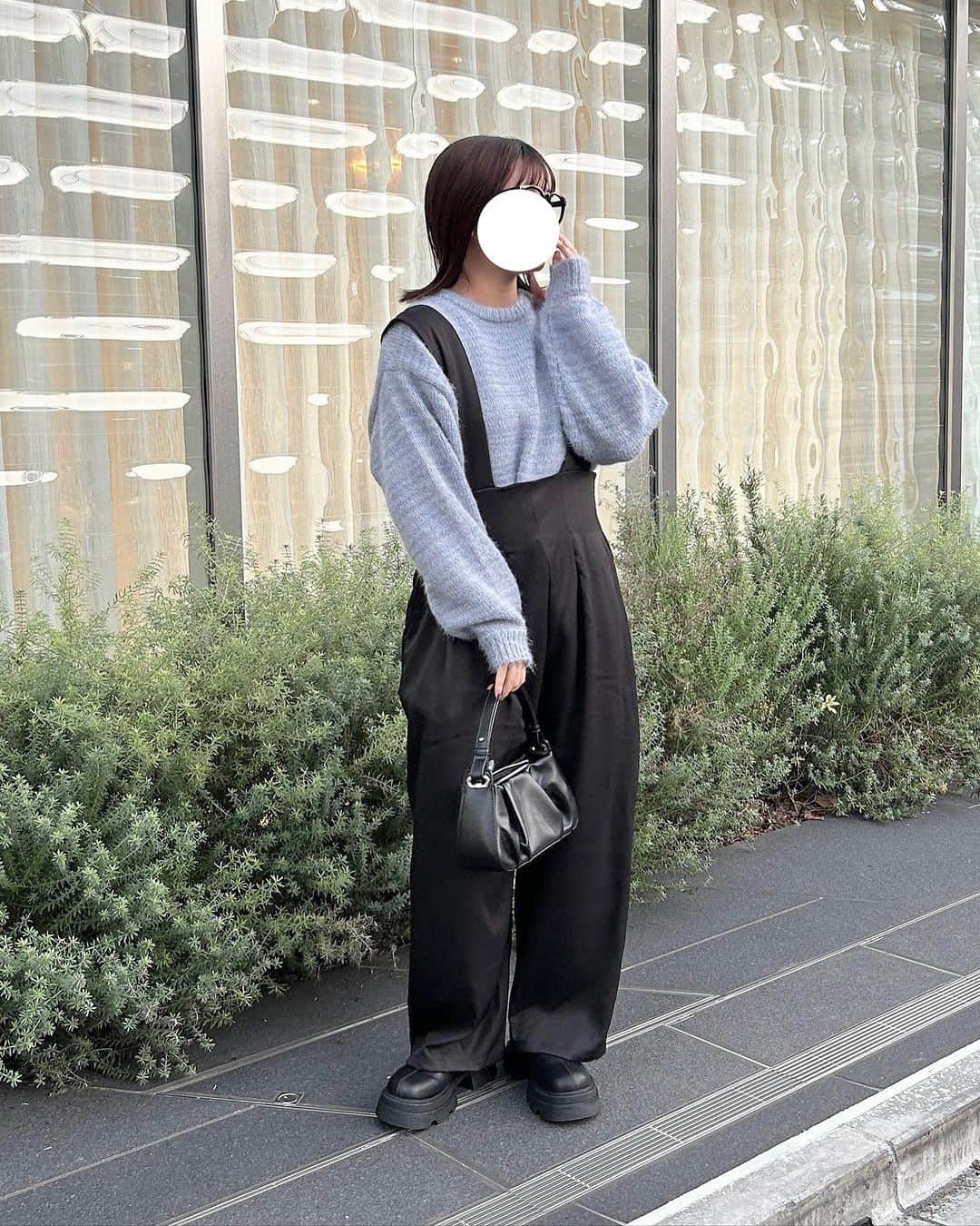 tarouのインスタグラム：「水色×黒の組み合わせすきー！！🫶🏻🫧    このサロペット去年沢山沢山着たやつの 生地違いなんだ😚  こういうコーデ懐かしいと 思ってくれる人多そう💭💭  ニットは写真だとあんまり伝わらないけど 細かいラメ入ってて可愛いの🦕* 因みに今週販売✌🏻  ベレー帽被っても良さそうじゃない？😶    tops： @irohani.official  pants： @irohani.official  bag： @irohani.official  shoes： @irohani.official      #ゆるコーデ #秋コーデ #秋服コーデ  #カジュアルコーデ #ニットコーデ #サロペット  #ブーツコーデ #休日コーデ #おでかけコーデ  #カラーコーデ #骨格ストレート #154cmコーデ」