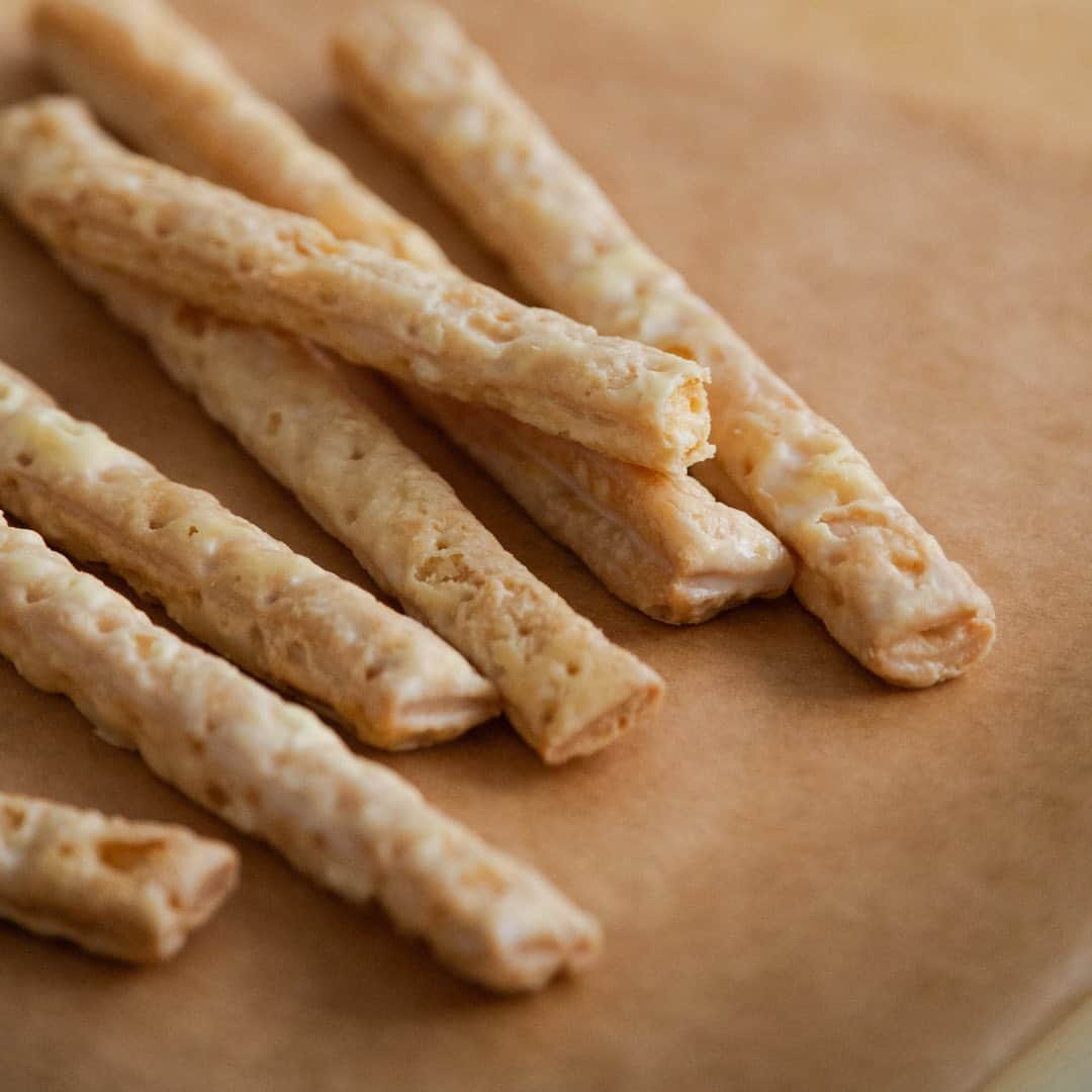 coneri 品川のインスタグラム：「しっとり、サクッと。 【こねりフランス産ミルク仕立て】  フランス沿岸部牧場で採れる、 コク深い味わいと塩味が特徴の ミルクで仕上げたリッチなホワイトショコラ。  フレンチミルクの凛とした ノーブルな雰囲気をお楽しみください💙  ーーーーーーーーーーー プロフィールURLから 商品のラインナップをご覧いただけます。 @coneri_official ーーーーーーーーーーー」