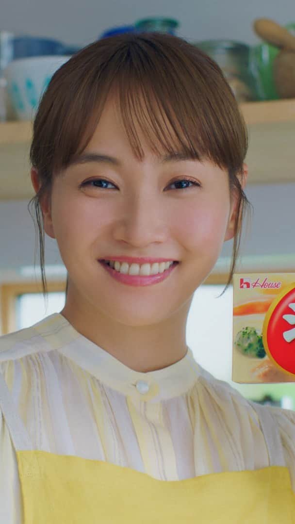 藤本美貴のインスタグラム：「ハウス食品さんのシチューミクスの新CM＜シチューと思いきや！？＞篇が公開されました♡  今日はシチューミクスで、シチュー！と思いきや～？ 生クリームいらずの濃厚カルボナーラ！ 顆粒だからアレンジ広がる！」