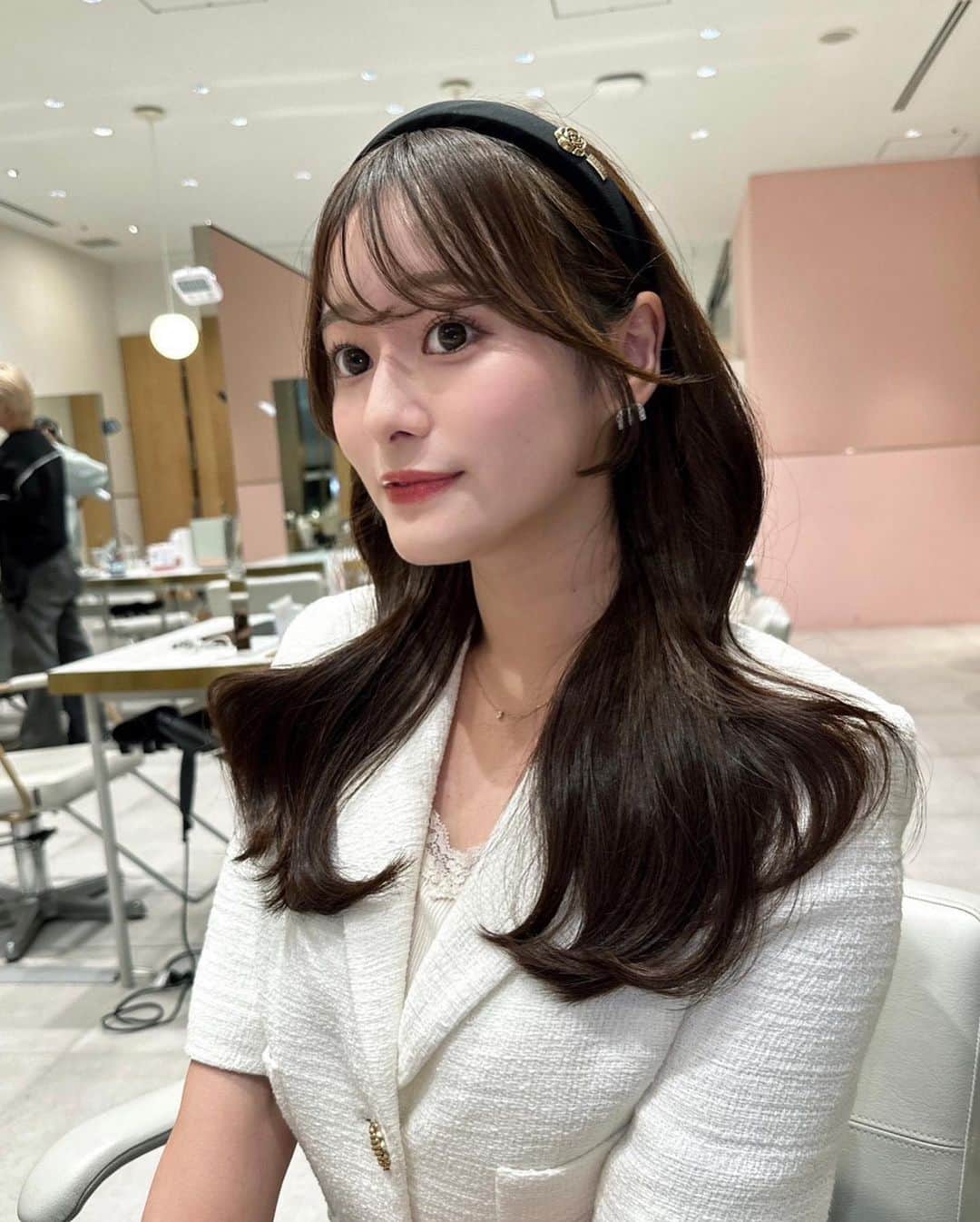 のインスタグラム：「. めったにつけないカチューシャつけてみた🐏  この日のマスカラは @parisienne_lashlift_mascara ✨✨  パリジェンヌしたいみたいに綺麗にまつ毛が上がって感動👀」