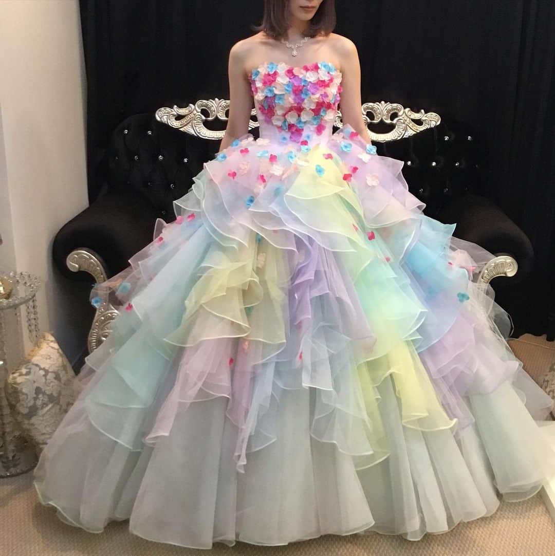 のインスタグラム：「淡いパステルカラーに濃い目のお花が施されたカラードレス。 ウエストの立ち上がりが美しくスタイルもよく見えます！！  ※様々な事情で結婚式を出来ない方や延期された方へ 結婚式を諦めるのではなくフォトウェディングのプランもございます。 お問い合わせ下さい。  #カラードレス #カクテルドレス #お色直しドレス #お花ドレス #キヨコハタ #kiyokohata  #カラフルドレス #プリンセスライン #プレ花嫁 #結婚準備 #ドレスショップ #ドレス迷子 #ドレス選び #ドレス試着 #愛ロイヤルウェディング #愛ロイヤルウエディング #airoyalwedding #日本中のプレ花嫁さんと繋がりたい #全国のプレ花嫁さんと繋がりたい  #前撮り #写真だけの結婚式 #フォト結婚式 #フォトウェディング  愛ロイヤルウェディング（新宿） TEL 03-6304-5445 完全予約制 https://www.rf-ai.com」