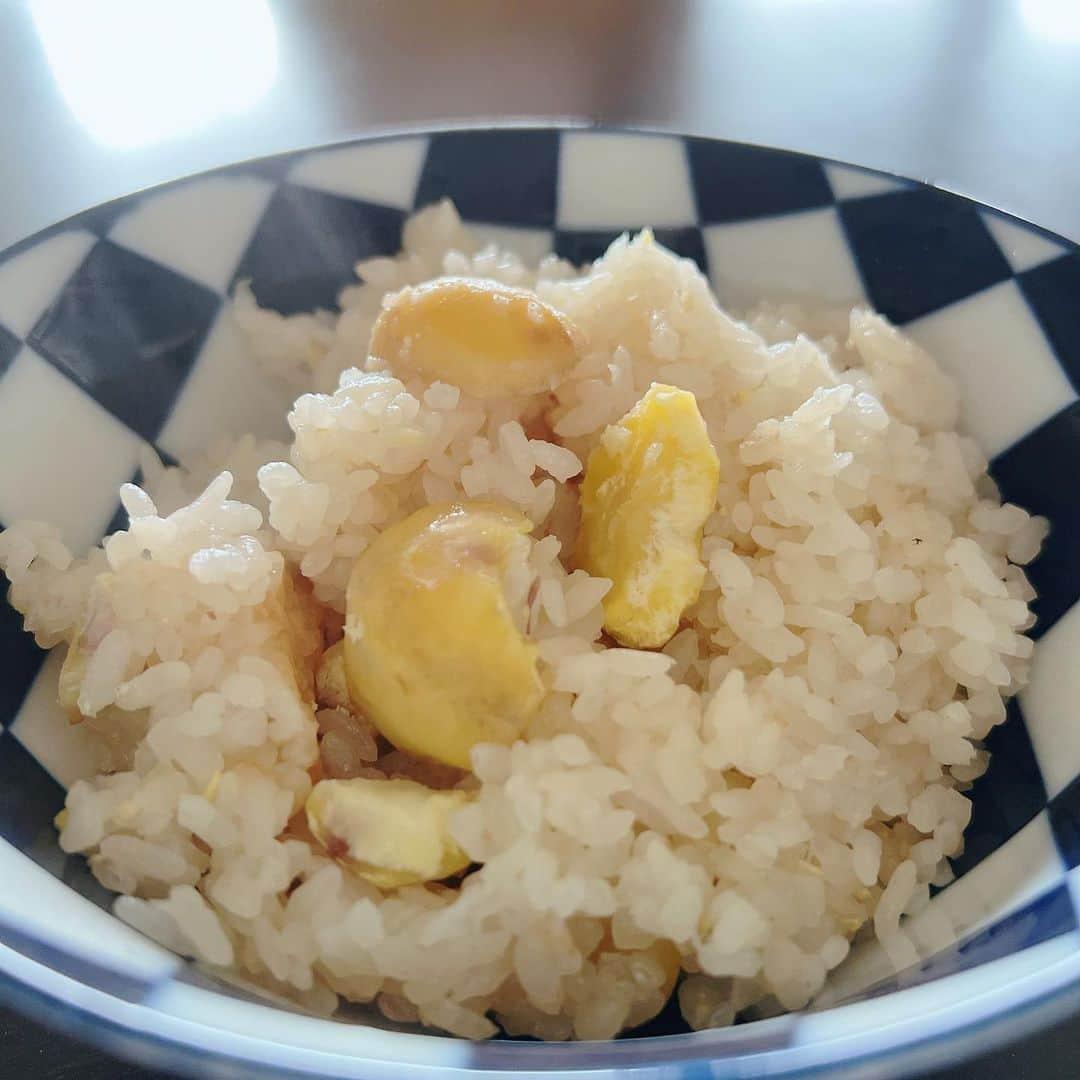 木村多江のインスタグラム：「やっぱり 日本の秋は 栗ご飯だなぁ。  #うちごはん  大根葉の煮物と  あと 送ってもらった あけびの肉詰め。  あけびって 大人になるまで 知らなかった。  旬をいただき  心と 体 健やかに いけたらいいな。」