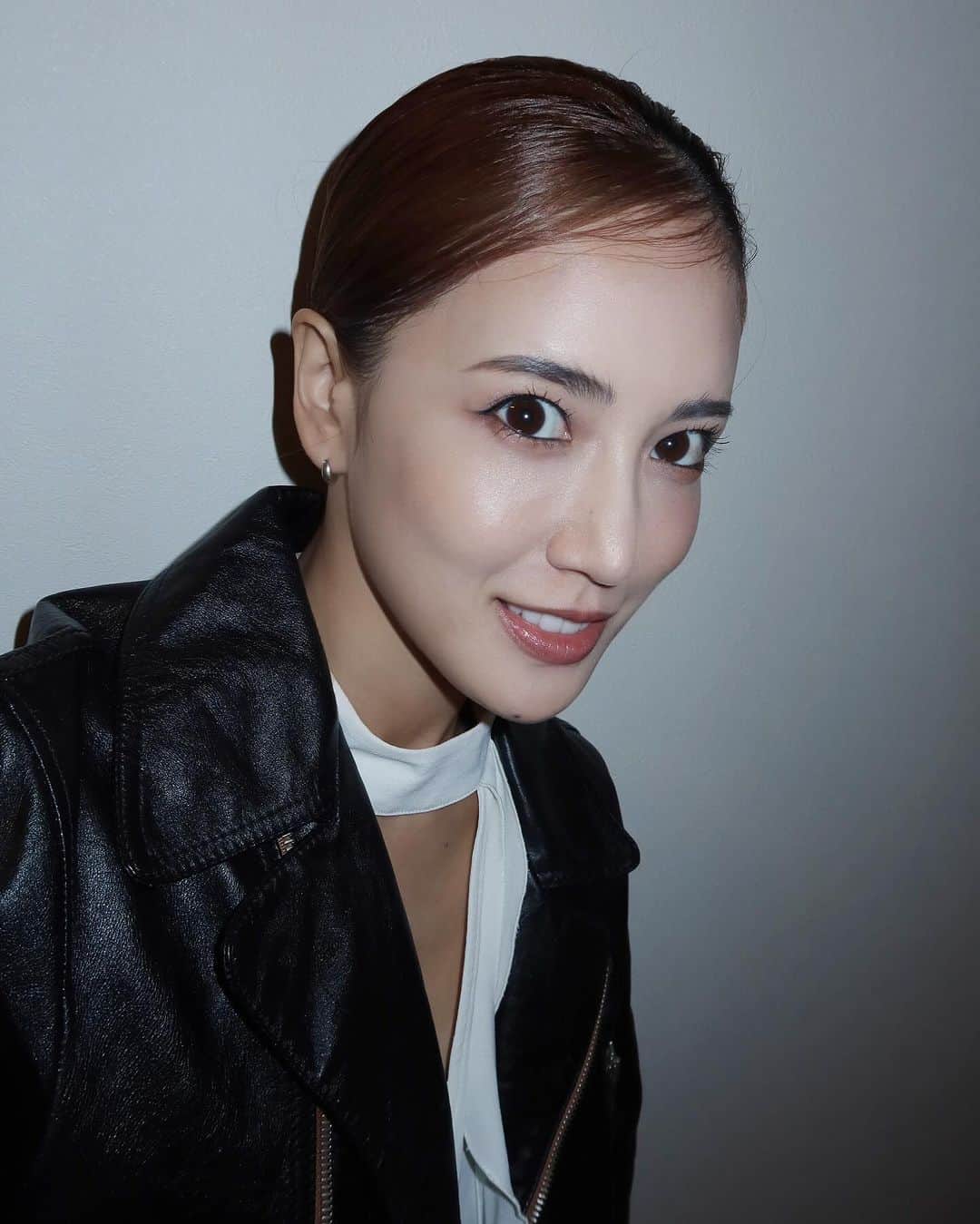 藤井夏恋のインスタグラム：「最近のお肌。📷 今の季節は保湿大事ー！ 手で優しく包み込むようにね。😌 あとは身体の内側もしっかりケアしないとね。  わたしは昨日初めてエクソソーム点滴をやって来たんですが、そのおかげなのか今日色んなことが調子いいのです。メンテナンスdayには取り入れたい内容でございます♪  信頼と確かな品質。 @tokyo_hills_clinic  @thc.drsr   久しぶりに訪れる事ができて嬉しかったな。 私が今作っている化粧水やクリームについても アドバイスいただいたり、成分についてより専門的なご意見をいただいたりと…貴重な時間でとても勉強になりました。🙏✨」