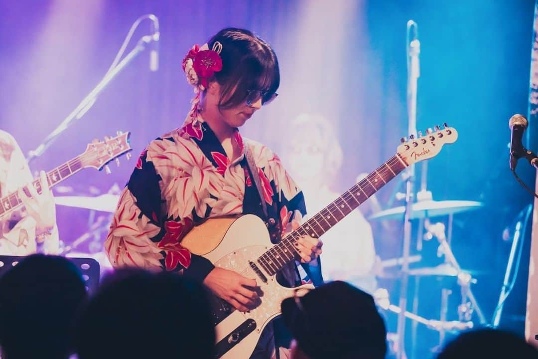 森脇加奈子さんのインスタグラム写真 - (森脇加奈子Instagram)「yukata guitarist🎸🕶  2023.10.1(sun) 「Fan!Fam!Fun! vol.1」 at shibuya gee-ge.  photo by @okkytree   #Faulieu #band #livephotography  #guitar #fender #followme」10月16日 20時44分 - canaco316