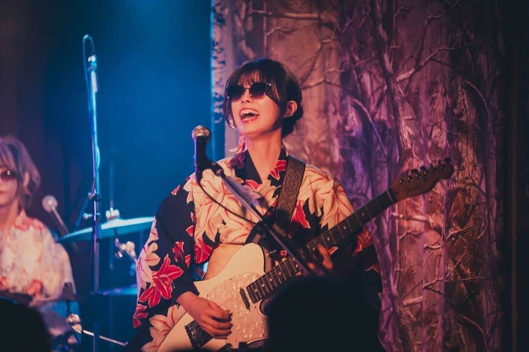 森脇加奈子のインスタグラム：「yukata guitarist🎸🕶  2023.10.1(sun) 「Fan!Fam!Fun! vol.1」 at shibuya gee-ge.  photo by @okkytree   #Faulieu #band #livephotography  #guitar #fender #followme」