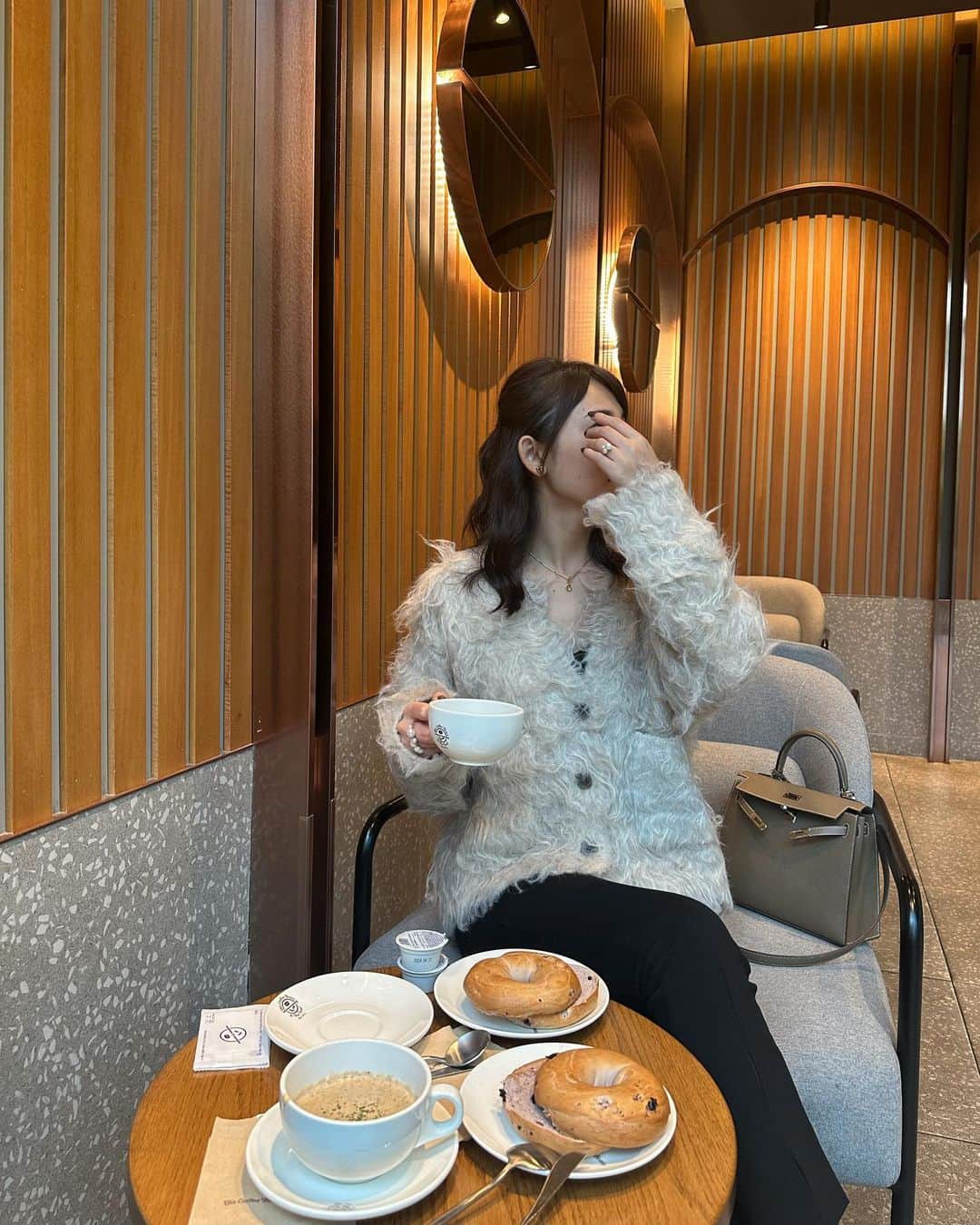 のインスタグラム：「まだまだ出来ていなかった韓国投稿〜🇰🇷  泊まったホテルは梨泰院にある5つ星ホテル♪  bar も cafe もとても素敵だった!!! 夕飯の後はBARで🍷  朝ごはんはホテルのcafeで過ごしたよ♪ 顔がポコポコすごいので手で隠してます🙈  necklace... #vermillionjewelry cardigan... #cadune」
