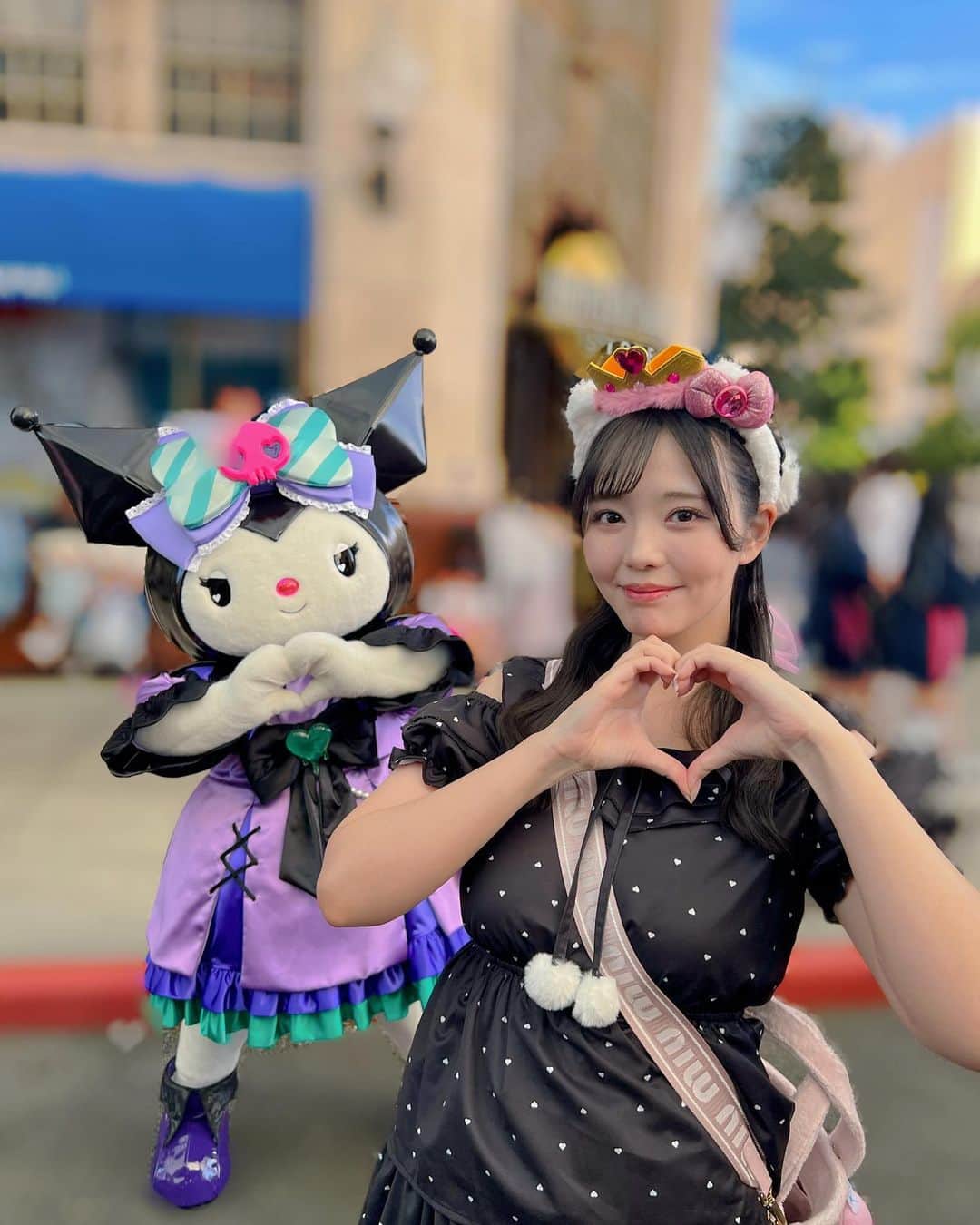 恋渕ももなさんのインスタグラム写真 - (恋渕ももなInstagram)「🖤💖クロミさま💖🖤  ♡  一時期ピューロのグリーティングガチってた  ことがあるくらいサンリオ大好きなんだけど  クロミさまノーマークで。  でも今年になって急に大好きになって  会えて良かったです🥹🖤✨✨✨  周りが結構静かに写真撮ってる中  ピューロでグリーティング慣れてる私  ｢クロミちゃんとお写真撮るのはじめてなの！｣  ｢だから一番可愛いポーズして！｣  クソデカボイスかましました🫢🎀  1人1枚しか撮れないの悲しい😭  また近々ユニバ行くからまた撮ろうね💕︎  ♡  #恋渕ももな  #クロミ #クロミちゃん #グリーティング #ユニバ #ユニバーサルスタジオジャパン #ユニバコーデ #サンリオ #usj  #universalstudiosjapan #sanrio #kuromi」10月16日 20時37分 - koibuchimomona