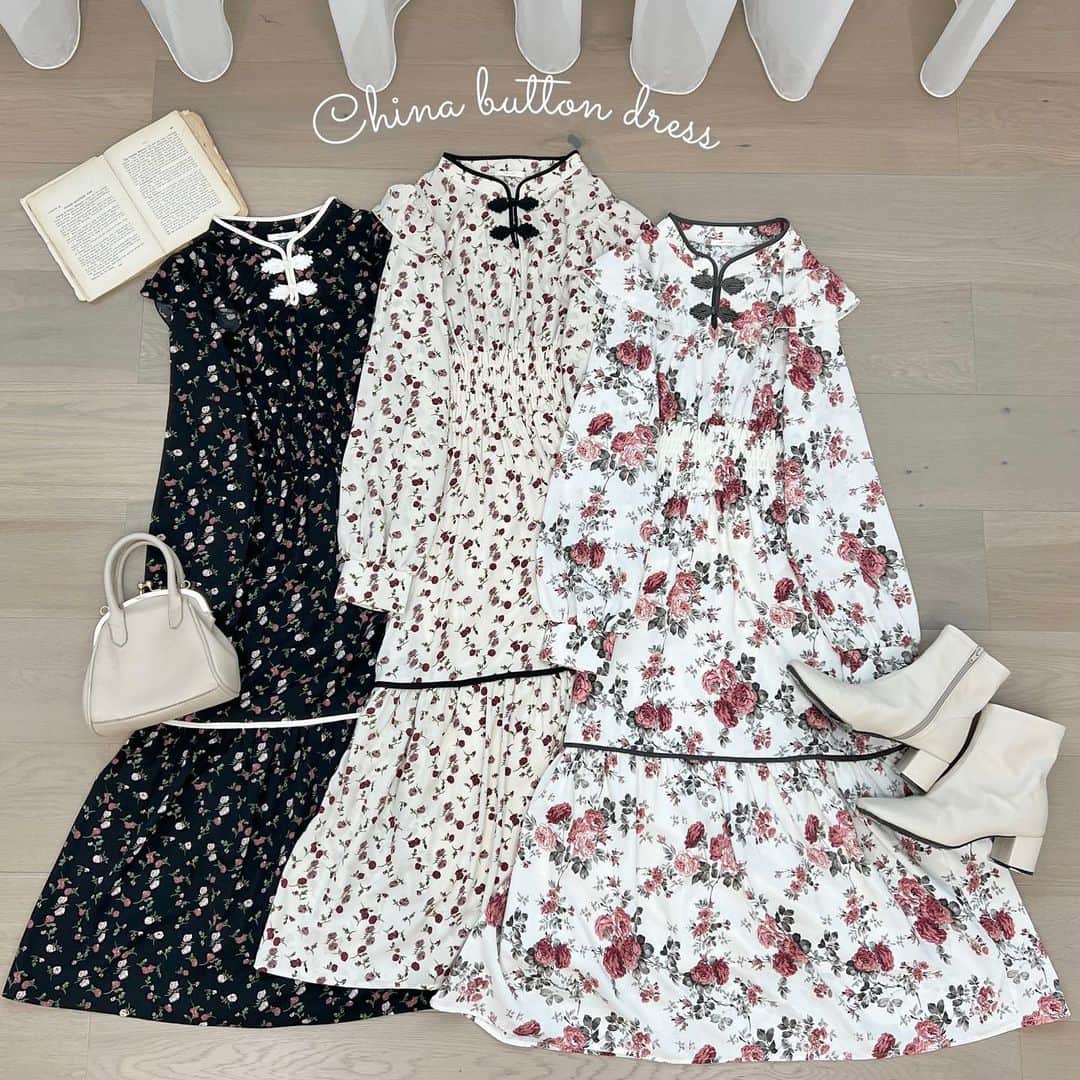 apres jour(アプレジュール) のインスタグラム：「【new arrival🎀】10/19(thu) 21:00〜 ⁡ チャイナボタンがかわいいワンピ🇨🇳 一癖あるデザインが魅力🎵 肩のフリルや裾のティアードもポイントに💐 ⁡ ゆるっとカーディガンや もこもこのアウターを羽織ったコーデもおすすめ✨ ⁡ #チャイナボタンロングワンピース 商品番号🔎984898 サイズ…F/XL ¥5,595(taxin) ⁡ ⁡ こちらの画像はインスタ用に加工しておりますので、カラーの雰囲気が実際の商品と異なる場合がございます。 商品ページにてカラーのご確認をお願い致します。 ⁡ #ZOZOでしか買えない #アプレジュール #アプレ部」