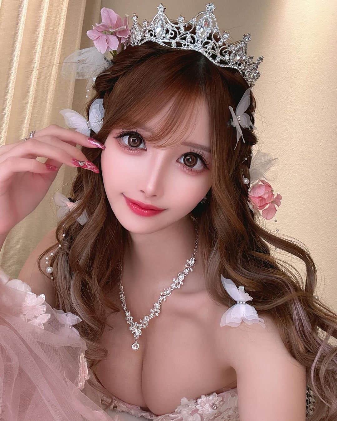 のインスタグラム：「BIRTHDAY撮影🎂💓🪄 仕上がりたのしみっ🥰  イベントは11/9.10だよん🤍🌸 予定空けておいてねっ💓🪄  #BIRTHDAY撮影#バースデーイベント#イベント撮影 #バースデー#カラードレス#ウエディングヘア」