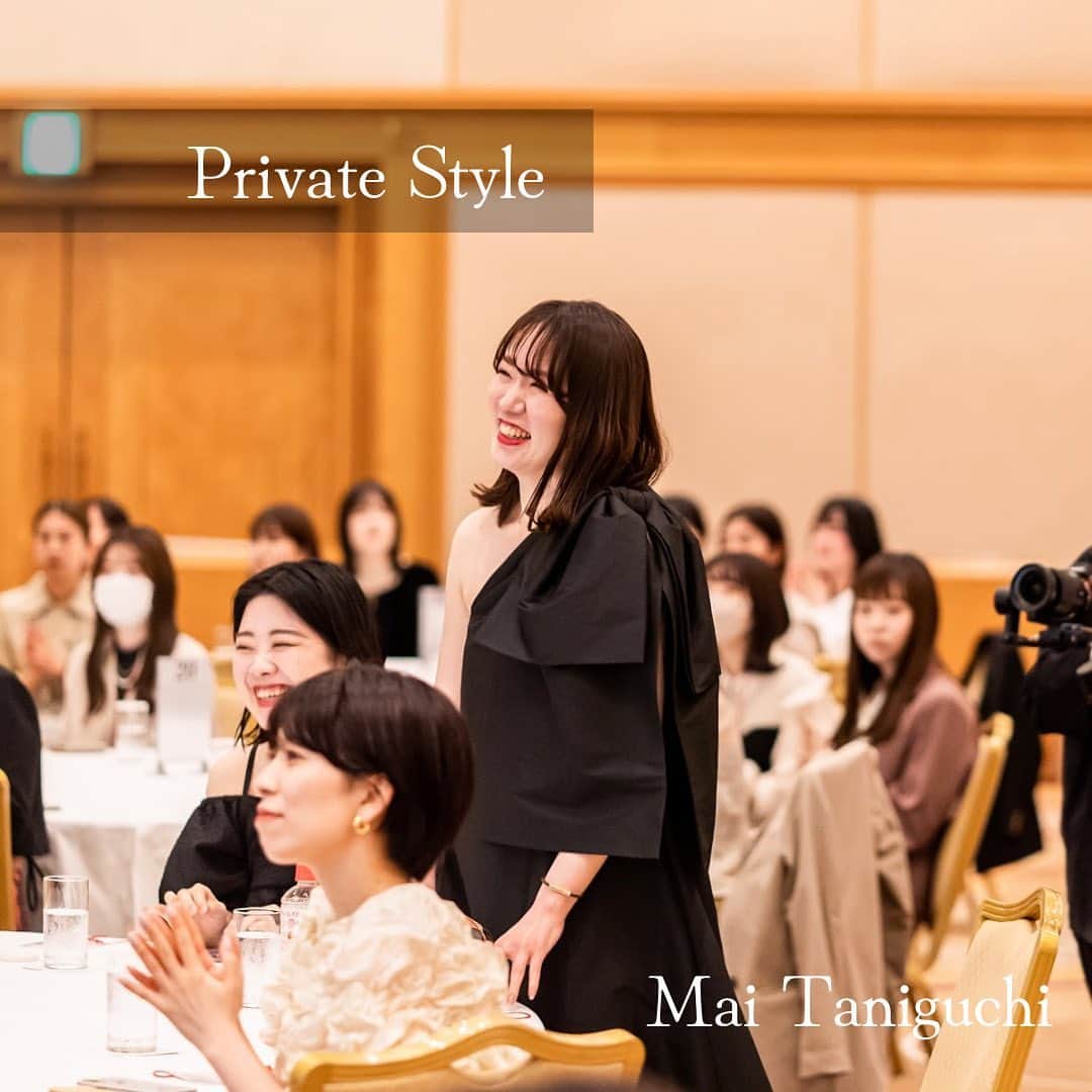 Dress the Life(ドレスザライフ) のインスタグラム：「Dress the Lifeメンバーのご紹介  私服やPartyStyle、そして働く姿をお届けしていきます😌  - Mai Taniguchi - 新卒でDtLに入社後、ドレスコーディネーター、ショップマネージャーを経て今年度からGroup Managerへ。 いつも太陽のように明るい笑顔で、チームメンバー全員へ光を照らしてくれる、社員の憧れの存在です。  実際のインタビュー記事はリクルートサイトに記載がありますので、興味のある方はぜひご覧ください。  #dressthelife #partystyle #ワンピースドレス #フォーマルコーデ #フォーマルワンピース #ミディアムヘア #オフィスカジュアルコーデ #オフィスカジュアルスタイル  #働く姿 #ブラックドレス  #社内イベント  着用ブラックドレスは @haute_renttorunway」