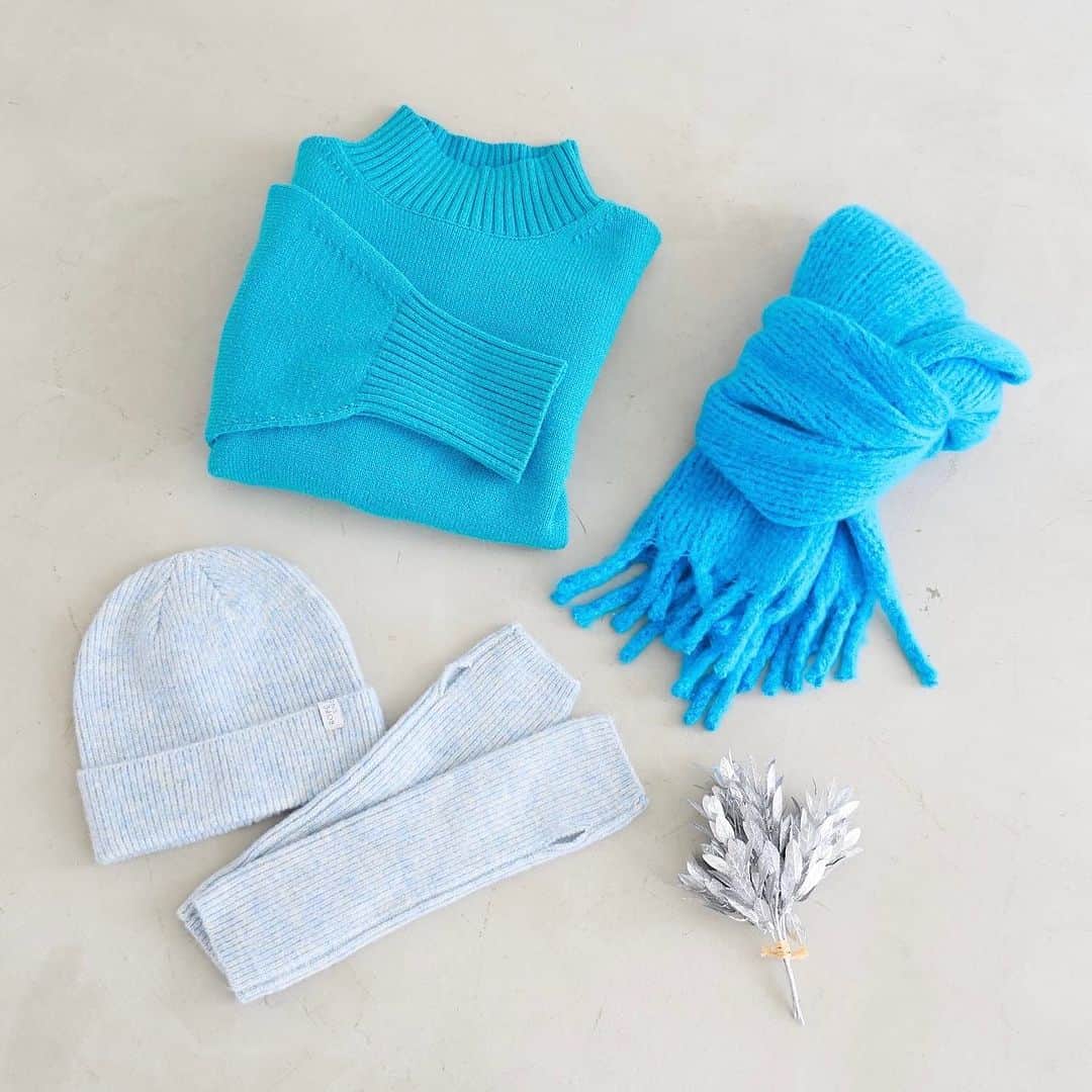 のインスタグラム：「｜ 𝘊𝘰𝘭𝘰𝘳 𝘪𝘵𝘦𝘮 ＝ 𝘉𝘭𝘶𝘦 🐋❄️🛁  今年も引き続き、トレンドカラーでもあるブルー。 ぱっと華やかなニットや小物をプラスして 秋冬のコーディネイトを楽しんで。  ✔︎スタイルアップが叶うクロップドカラフルニット ¥4,389 #GDM53120  ✔︎ウィンターカラーリサイクルヤーンニットスワッチ ¥2,750 #GIU53130  ✔︎ウィンターカラーリサイクルヤーンニットロンググローブ ¥2,200 #GIZ53030  ✔︎バルキーフリンジリブマフラー ¥2,750 #GIN63030  __ #ロペピクニック#ロペピクニックコーデ#ロペピク#プチプラ#カラーニット#ニットコーデ#ブルーニット#ブルー#マフラー#ストール#グローブ#冬小物#冬コーデ#ropepicnic#knit#winter」