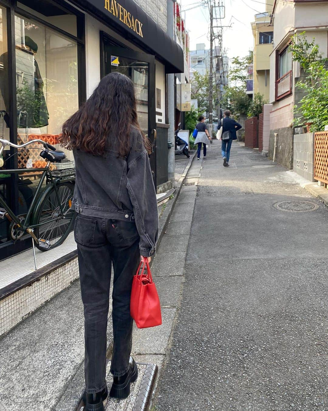 ベイカー恵利沙さんのインスタグラム写真 - (ベイカー恵利沙Instagram)「日本にいる間、ほとんどずっとこのDenim on Denimで過ごしてた🖤 ブルーデニムが自分の定番だったけど、ブラックデニムにトライしたらそれがまた新鮮で楽しい ベーシックなスタイルは本当に飽きが来ないから良い😌  カンペールの赤いバッグと、 ソールが大きなブーツでアクセント デザインも履き心地も大好きなカンペールは、 Bcorp認証を取得していて持続可能なものづくりをしているブランドでもある😌✴️  この格好にネイビーのセーターを肩掛けするのも好き🧚  #えりさふく」10月16日 20時40分 - bakerelisa