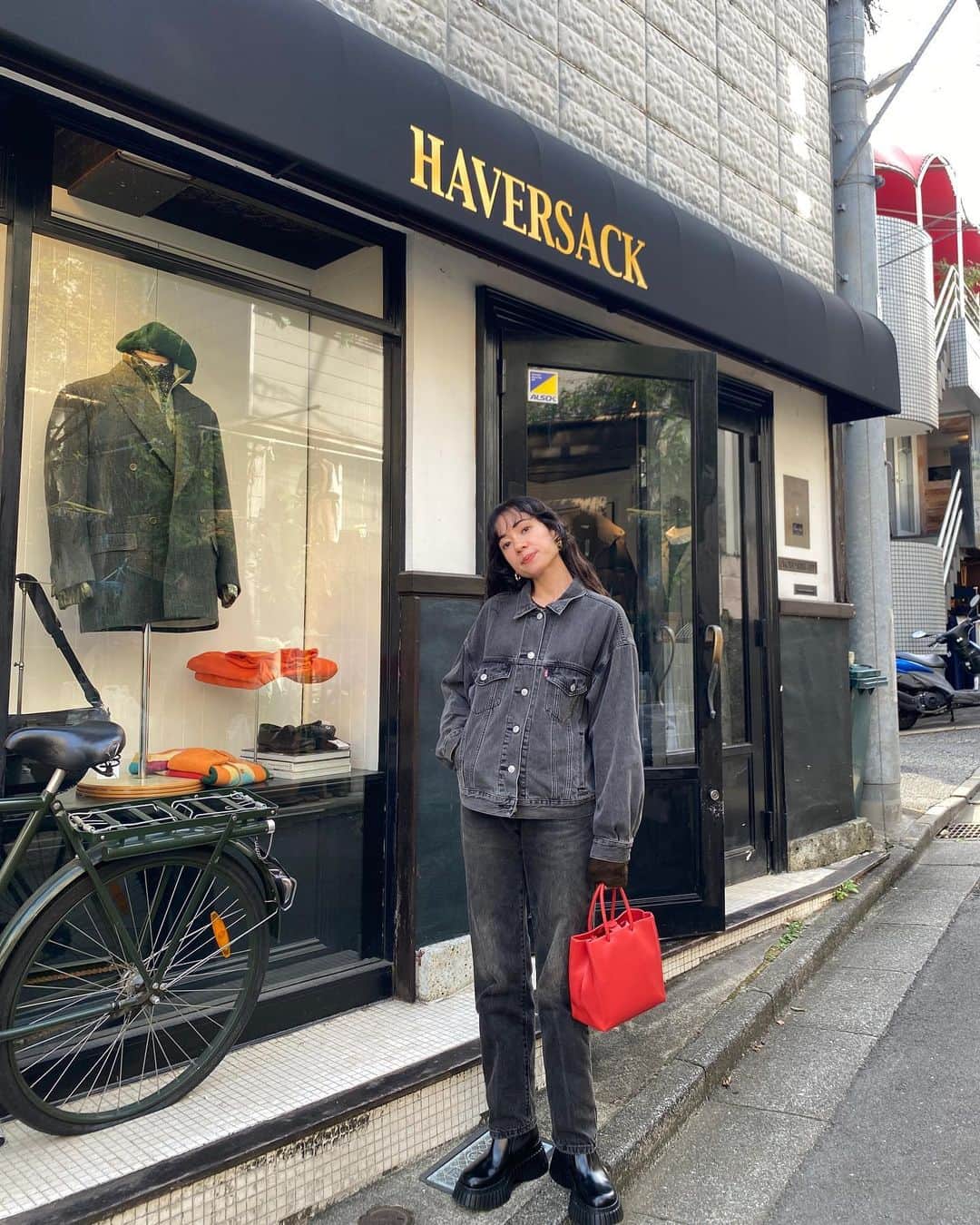 ベイカー恵利沙さんのインスタグラム写真 - (ベイカー恵利沙Instagram)「日本にいる間、ほとんどずっとこのDenim on Denimで過ごしてた🖤 ブルーデニムが自分の定番だったけど、ブラックデニムにトライしたらそれがまた新鮮で楽しい ベーシックなスタイルは本当に飽きが来ないから良い😌  カンペールの赤いバッグと、 ソールが大きなブーツでアクセント デザインも履き心地も大好きなカンペールは、 Bcorp認証を取得していて持続可能なものづくりをしているブランドでもある😌✴️  この格好にネイビーのセーターを肩掛けするのも好き🧚  #えりさふく」10月16日 20時40分 - bakerelisa
