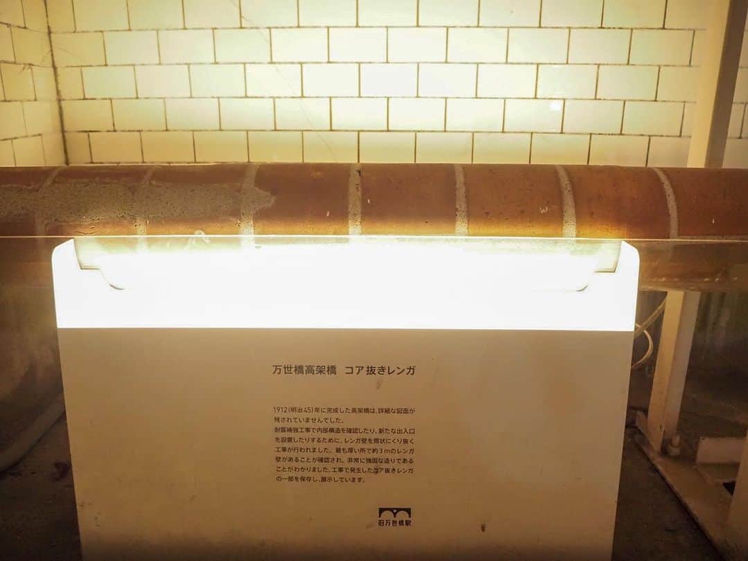 伊藤桃さんのインスタグラム写真 - (伊藤桃Instagram)「[#万世橋 #マーチエキュート神田万世橋 ] 10/14は鉄道の日…皆様はいかがお過ごしでしたでしょうか？🥰 私は、東京のど真ん中にありながら…廃駅の遺構に触れられる!!#マーチエキュート にいってまいりました。 * 前にも投稿したことあるのですが改めて。。 場所は秋葉原から神田川を渡った先。 1.3枚目: ここにはかつて、万世橋駅とよばれる駅がありました。 初代の駅舎は東京駅でも有名な辰野金吾によるもの。 その後、鉄道博物館の前身である交通博物館として利用されました。 この交通博物館跡は左奥の大きなビル。JR神田万世橋ビルです。 それがいま商業施設として生まれ変わりました。 * 2枚目: でも、ビルの裏にはこんな歴史を感じられるモニュメントが足元に書かれていました。 4枚目: 万世橋の1枚。 多くの人がこの橋で写真を撮っていました。 * 商業施設としてがメインのマーチエキュートですが(次回そちらはお見せしますね！) 駅跡を楽しめる箇所もあります！ 5枚目: こちらの1935階段では… 6枚目: こんな掲示が！！ 7枚目: こちらはかつて旧万世橋駅に掲示されていたポスターの切れ端のレプリカ。 8枚目: そして1912年に高架橋を作る時に出たコア抜きレンガもかざられています。 * この1935階段は交通博物館設立時の跡ですが… 9枚目: こちらの1912階段は開業時に作られた階段。 そして昇った先は… 10枚目: 2013プラットフォーム。 この先にカフェがあり(次回のせますね！) そしてここまでは自由にはいれます。 こちらには旧万世橋駅ホームの上屋が飾られています。 * 大好きなスポットにいけてよかった😊 次回はこちらの商業施設の一面をおおくりしますっ！ つづく☺️ #鉄道の日 #廃駅 #廃駅めぐり #旧万世橋駅 #万世橋駅 #昭和レトロ」10月16日 20時53分 - itomomo_tetsu