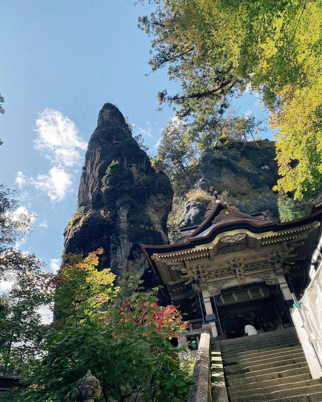 九星気学カフェのインスタグラム：「榛名山の 中腹にある榛名神社へ 境内から凛と張り詰めた 空気を感じることができる すてきな場所でした  自然の中に溶け込んだ ダイナミックな姿に圧巻🍁  御祈祷も和歌を唄うように 珍しいものでした🐉🐉🐉  こちらはまた来たい。  #占い #九星気学 #開運 #神社巡り  #風水」