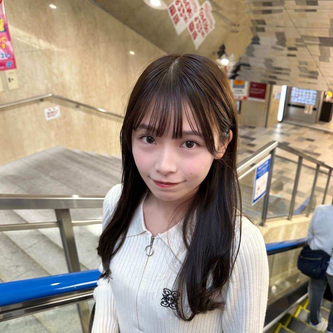 咲奈のインスタグラム：「🖤 髪色暗めにしたら余計おぼこくなった？？😂 この時期、アウター着ずにお出かけできるからすっき〜〜🫶🏻」